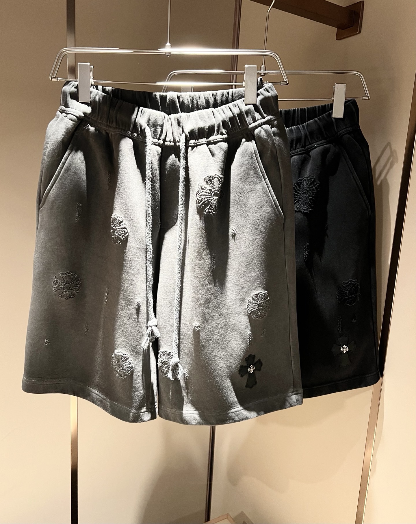 NO:162216,Chrome hear*s Ke*xin 2025 spring and summer new casual shorts!  The same style of men and women is a casual pants that you recognize from the bottom of your heart, and over time, it makes you more rare. The trendy high street king is the trendy brand Chrome hear*s Ke*xin. To be honest, wearing Croxin is very fashionable, that is, it is fashionable, and there is nothing to say on the street. Customized original washing water pure cotton material, the fabric feels great. This kind of comfort feel is really not picky on the body, the upper body is really not picky, the casual and chic taste is particularly strong, which enhances the sense of fashion and appearance. And such pants are particularly easy to match with various types of shoes. The recognition is where it is, the design pants legs logo design!  Strong, not easy to wear, and the details are very well-established. Size M-3XL, chrome hearts, chrome hearts, shorts, alexander wang19860909Chrome hear*s克*心 2025春夏新款休闲短裤！男女同款一款让你从心底认可的休闲裤,并且经过时间的推移而让你更加珍稀,潮流的高街之王,那就是潮牌chrome hear*s克*心,穿克罗心的实话讲很潮了,那就是潮爆了,潮爆街头没话说.定制原版洗水纯棉材质制成,面料手感一绝,这种舒适感穿在身上,上身真心不挑人,休闲潇洒的味道特别足,提升时尚感和颜值,并且这样的裤型特别好搭配各种类型的鞋子.辨识度就在哪里,设计裤腿logo烧花设计！韧性足,不易磨损,细节工艺非常到位.尺码M-3XL,,chrome hearts,chrome hearts,shorts,alexander wang,Men's clothing