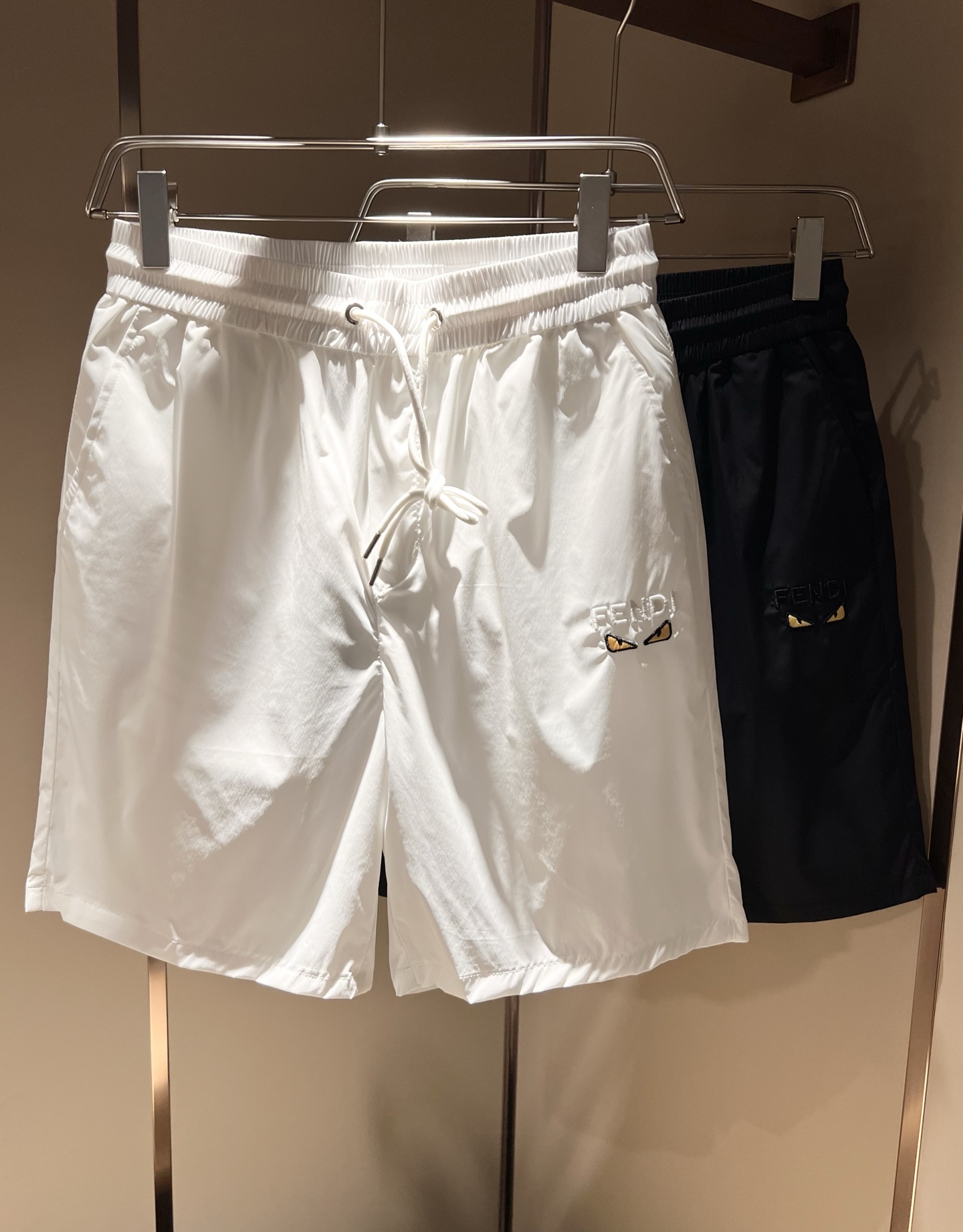 NO:162208,FEN*DI FEN*DI 2025 spring and summer new classic casual versatile casual shorts, trading company channel orders, FD versatile casual pants, trendy design among big brands, original exclusive pure cotton material for customer supply!  It has a wide feeling and will not soften and have a texture!  The wiring is neat and delicate, the waist is customized drawstring, front and rear logo embroidery design!  It is the most fashionable to wear any top, the first choice for autumn and winter wardrobe, and one of the must-have brands in fashion trendsetter wardrobe!  Very brand recognition!  And the creation of bright devil eyes is very eye-catching!  The drawstring design is very user-friendly, and the overall versatile and beautiful!  Size M-3XL, fendi, shorts, alexander wang19860909FEN*DI芬*迪 2025春夏新款经典休闲百搭休闲短裤,贸易公司渠道订单,FD百搭休闲裤,大牌中的潮流设计,客供原版专属纯棉材质！自带挺阔感不会软塌有质感！走线工整细腻,腰部定制抽绳,前后logo刺绣设计！随意搭任何上衣都是最时尚的存在,秋冬衣橱首选单品,时尚弄潮儿衣柜中必备品牌之一！非常具有品牌辨识度！且亮色恶魔眼的打造,十足吸睛！抽绳的设计非常人性化,整体百搭又好看！尺码M-3XL,,fendi,shorts,alexander wang,Men's clothing