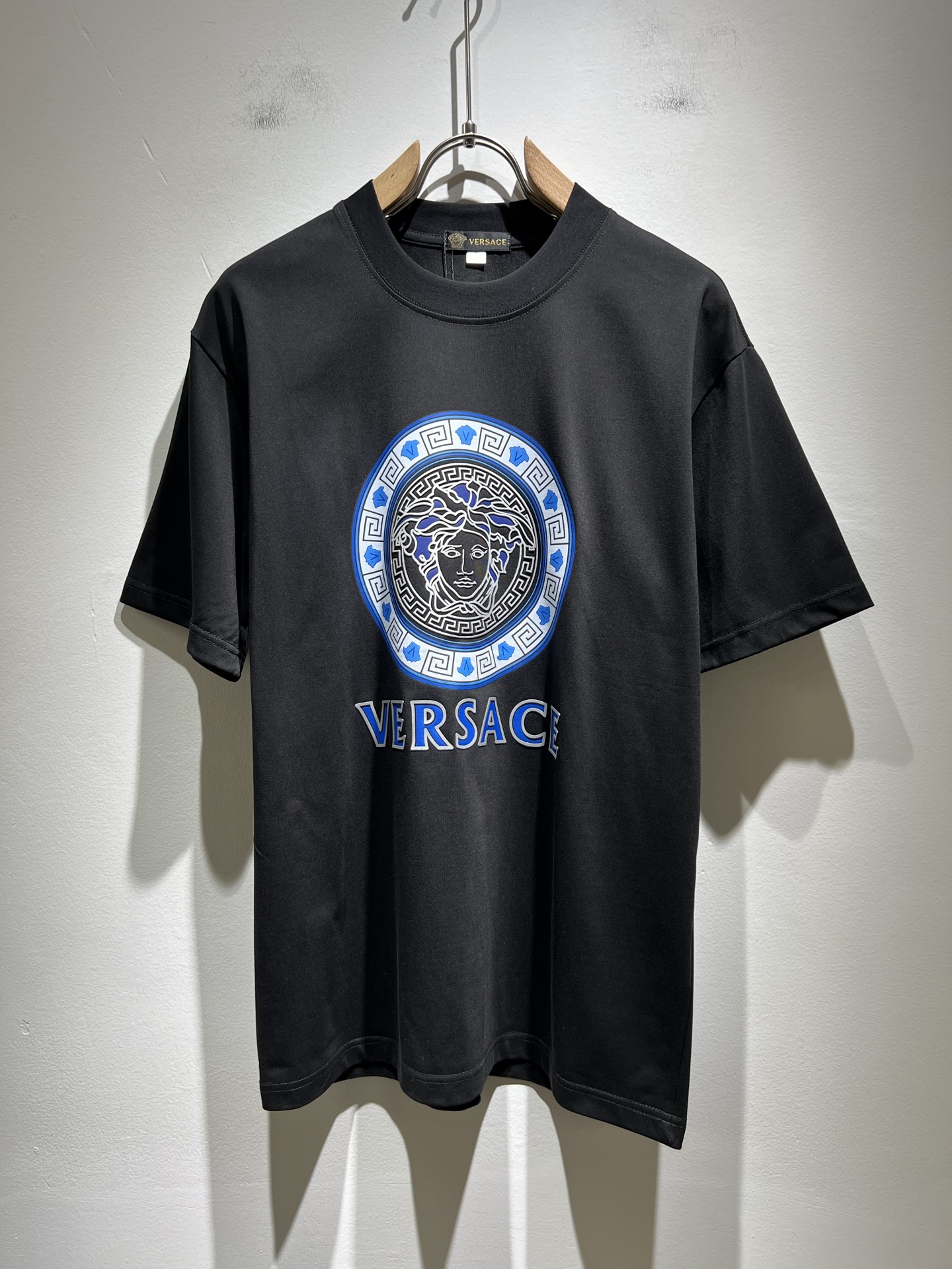 NO:162241,VERS*CE/Fan*zhe 2025 spring and summer new original single short-sleeved T-shirt, VERS*CE/Fan*zhe Trading Company Channel Product Recommended Short-sleeved T-shirt, chest logo pressing image decoration is extremely exquisite to highlight the gradient effect!  The heavy craftsmanship is created with a strong three-dimensional sense, and only advanced German equipment can produce it, highlighting the invincible visual luxury, with a very high craftsmanship level and a very important craftsmanship!  Customer-supplied imported pure cotton fabrics, excellent skin-friendly, extremely perfect details, impeccable, excellent upper body effect, very eye-catching, unquestionable return rate, excellent items for improving vision in the closet, which are very handsome whether they are fitted inside or worn alone. Size M-4XL, versace, T-shirt, tees, t-shirt, alexander wang19860909VERS*CE/范*哲 2025春夏新品原单短袖T恤,VERS*CE/范*哲 贸易公司渠道 产品 值的推荐短袖T恤 ,胸前logo压胶图像装饰极为精致凸显渐变效果！重磅工艺打造,立体感极强,唯有德国先进设备方能制作,凸显了视觉无敌的震撼奢华,工艺水准极高,非常重工匠心！客供进口纯棉面料,亲肤性绝佳,细节极致完美,无可挑剔,上身效果非常出色,非常招眼吸睛,回头率毋庸置疑,衣橱里改良视觉的绝佳单品,无论内搭还是单穿都爆帅十足.尺码M-4XL,,versace,T-shirt,tees，t-shirt,alexander wang,Men's clothing