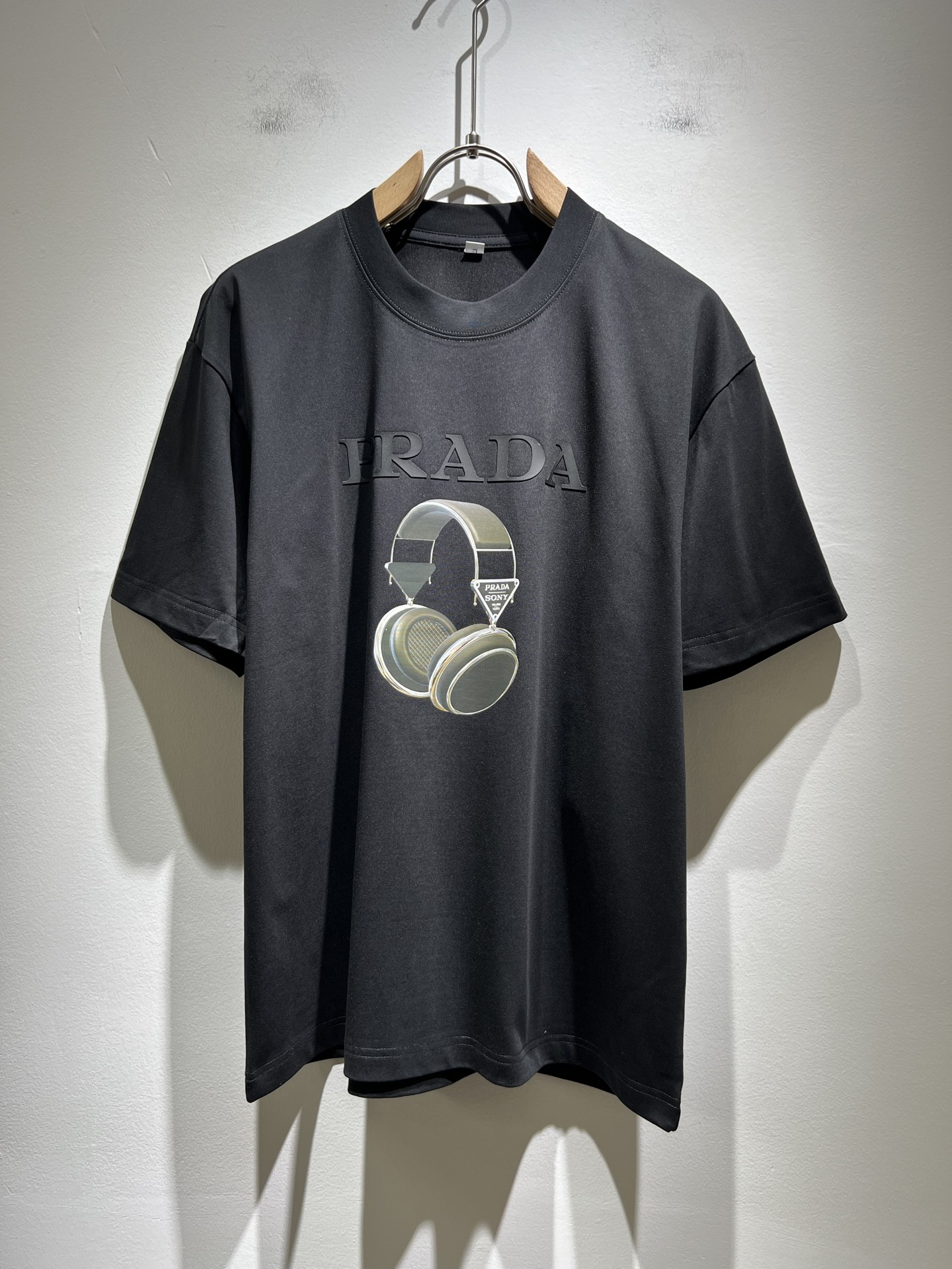 NO:162235,PRAD*A Pu*da 2025 spring and summer new short-sleeved T-shirt for men and women, the latest model is exclusively available on the entire network!  !  ~ It is classic and fashionable and versatile, who doesn’t like it? It will show the classic again. It is very pleasing to the eye and comes with a low luxury halo and recognition!  Pr*da's traditional brand concept and modern advanced technology are perfectly combined. Coupled with the extremely modern and simple design, P's exclusive logo pattern glue pressing design!  Customized 100% imported pure cotton fabric!  The texture of this model is quite touching, the specifications and grades are known with tentacles. The degree of delicateness and breathability are top-notch!  Size M-4XL, prada, T-shirt,tees, t-shirt,alexander wang19860909PRAD*A普*达2025春夏新款男女同款短袖T恤,最新款全网独家首上！！~既经典有时尚百搭,谁不爱啊,将经典再次展现,非常的耐看,自带低奢光环与辨识度！Pr*da传统的品牌理念和现代化的先进技术进行了完美结合.加上极其现代摩登风范的简约设计,p家专属logo图案压胶设计！定制百分百进口纯棉面料！此款的质感相当感人 触手便知规格档次 细腻程度与透气效果堪称顶级！尺码M-4XL,,prada,T-shirt,tees，t-shirt,alexander wang,Men's clothing