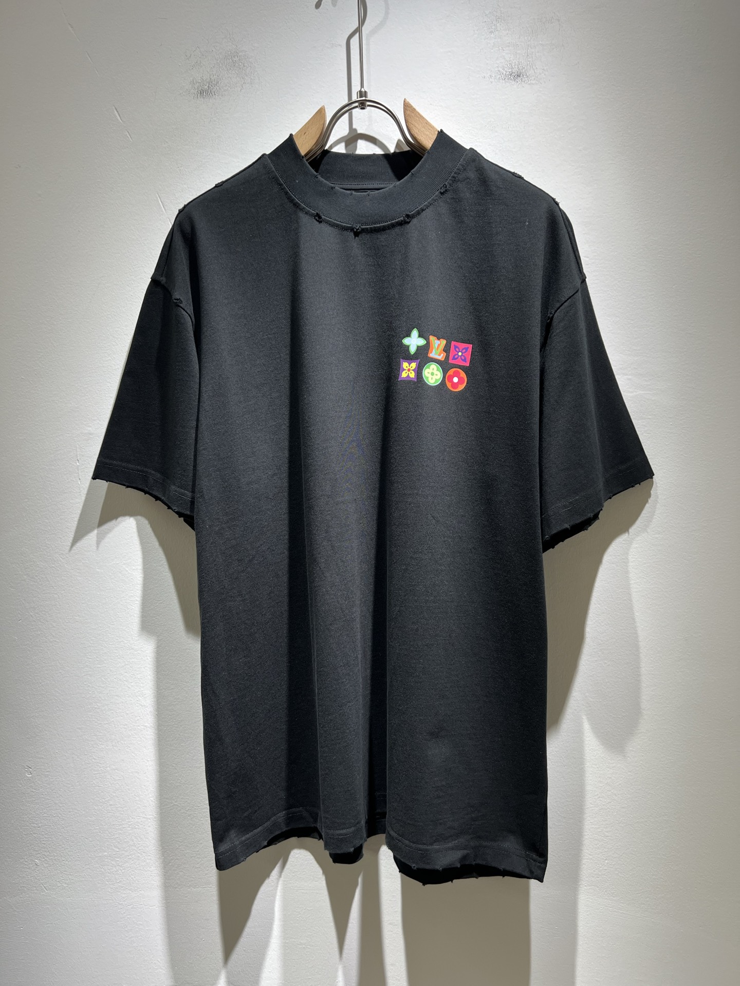 NO:162243,LouisVuitt*Louis*Deng The new series of spring and summer 2025 products are launched, a very fashionable and avant-garde short-sleeved T-shirt for men and women, with logo logo pattern and printing decoration!  Different from the past, it declares the design concept that has been passed down for many years in the brand!  Its eye-catchingness is no less than any classic style, perfectly presenting the fashionable, high-end and luxurious feeling in front of the world!  Made of imported 280 grams of cotton, selected high-quality pure cotton fabrics, soft and soft to the touch, the real thing is definitely beyond your imagination, close to the body and breathable, even if you sweat profusely, you will not feel greasy or stuffy, and will bring sweating and moisture absorption to the extreme!  Size M-3XL, louis vuitton,louis vuitton,t-shirt,tees,t-shirt,alexander wang19860909LouisVuitt*路易*登 2025春夏全新系列单品上线,非常时髦前卫的一款男女同款短袖T恤,标识logo图案印花修饰！区别于以往的不同,宣示品牌传承多年的设计理念！其吸睛度完全不亚于任何经典款式,将时髦高级感与奢华感完美呈现在世人眼前！客供进口280克全棉材质制成,精选优质纯棉面料,触感软糯亲肤细腻,实物到手绝对超乎你的想象,贴身无比舒适透气,即便是汗流浃背也不会有腻身及闷热感可言,将排汗吸湿性发挥到了极致！尺码M-3XL,,louis vuitton,louis vuitton,T-shirt,tees，t-shirt,alexander wang,Men's clothing