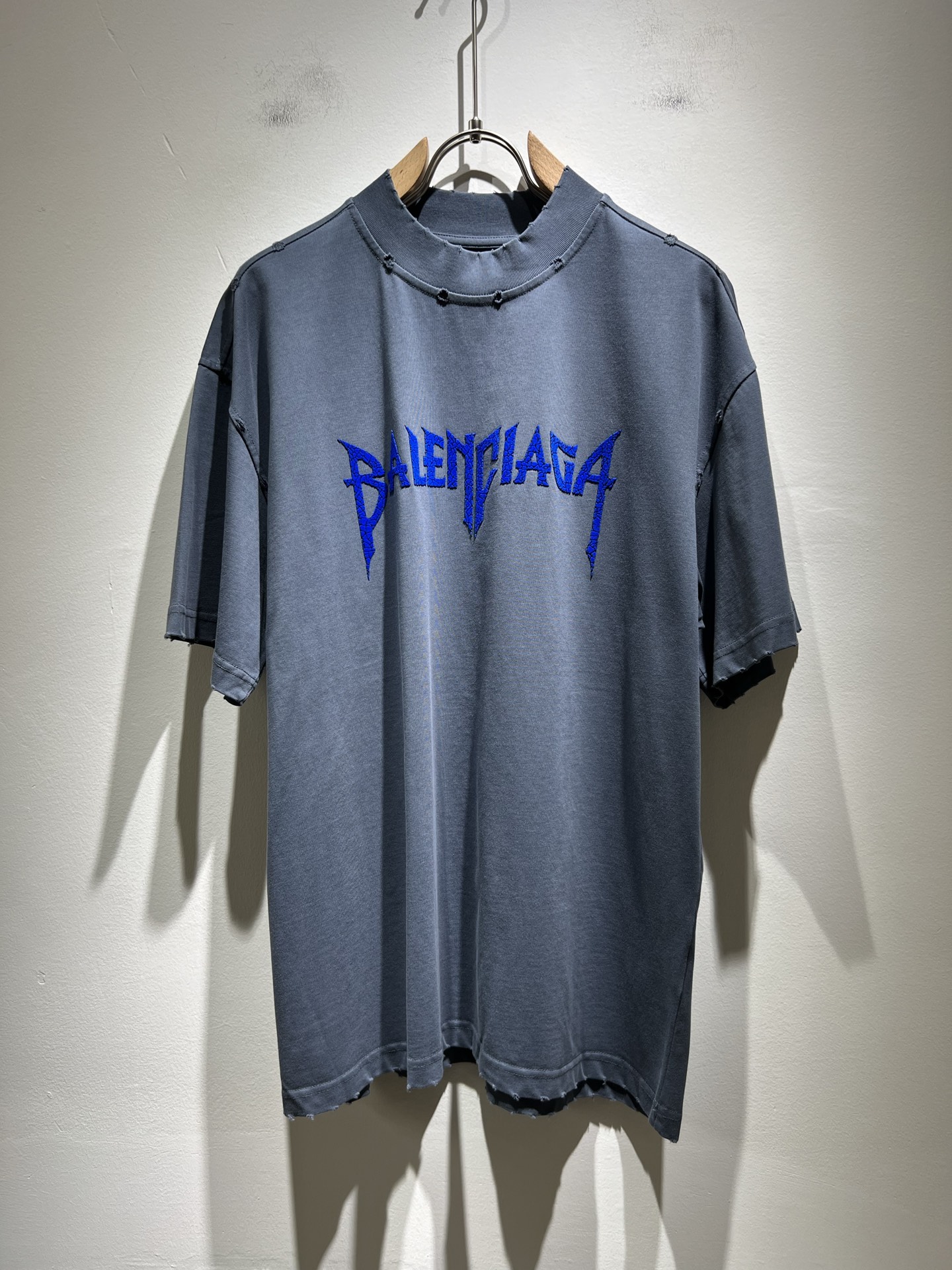 NO:162232,BALENCI*GA Paris* Home 2025 Spring and Summer New Men and Women's Same ripped Short-sleeved T-shirt!  Fashionable casual short-sleeved T-shirt with catwalk pattern prints!  Chest velvet logo design!  The most designed and selected customer-supplied 280g pure cotton fabric, which feels soft and skin-friendly, is comfortable and breathable, and you can’t picky about the real thing!  Loose, small, shoulder-dead round neck cut, genderless couple mixed styles, opening up a new fashion charm!  Differentiate the market version of the high-end custom series!  Size M-3XL, balenciaga, T-shirt,tees, t-shirt,alexander wang19860909BALENCI*GA巴黎*家 2025春夏新款男女同款破洞短袖T恤！走秀图案印花时尚休闲短袖T恤衫！胸前压绒logo设计！极具设计精选客供280g纯棉面料,手感柔软亲肤,着身舒适透气性都无法挑剔,实物绝对会让你爱不释手！宽松小落肩的圆领版型裁剪,无性别主义的情侣混穿款式,打开全新的时装新韵味！区别市场版本高定系列！尺码M-3XL,,balenciaga,T-shirt,tees，t-shirt,alexander wang,Men's clothing