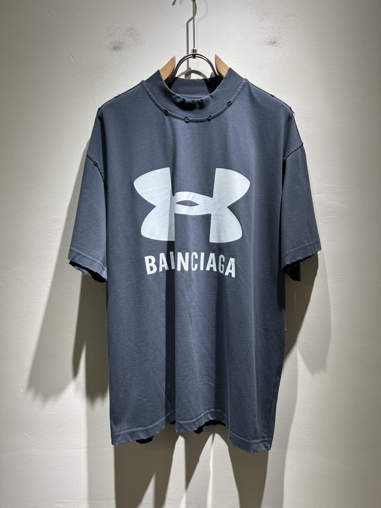 NO:162238,BALENCI*GA Paris* Home 2025 Spring and Summer New Men and Women's Same ripped Short-sleeved T-shirt!  Fashionable casual short-sleeved T-shirt with catwalk pattern prints!  Printed logo design on chest!  The most designed and selected customer-supplied 280g pure cotton fabric, which feels soft and skin-friendly, is comfortable and breathable, and you can’t picky about the real thing!  Loose, small, shoulder-dead round neck cut, genderless couple mixed styles, opening up a new fashion charm!  Differentiate the market version of the high-end custom series!  Size M-3XL, balenciaga, T-shirt,tees, t-shirt,alexander wang19860909BALENCI*GA巴黎*家 2025春夏新款男女同款破洞短袖T恤！走秀图案印花时尚休闲短袖T恤衫！胸前印花logo设计！极具设计精选客供280g纯棉面料,手感柔软亲肤,着身舒适透气性都无法挑剔,实物绝对会让你爱不释手！宽松小落肩的圆领版型裁剪,无性别主义的情侣混穿款式,打开全新的时装新韵味！区别市场版本高定系列！尺码M-3XL,,balenciaga,T-shirt,tees，t-shirt,alexander wang,Men's clothing