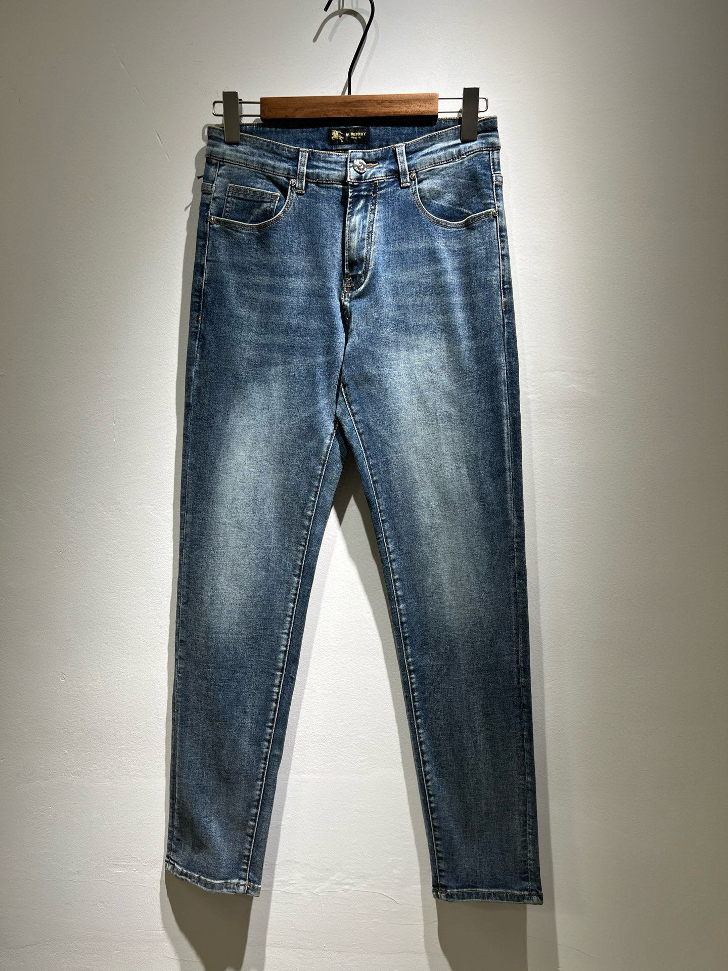 NO:162242,BURBER*Y Ba*li 2025 early spring new product for men's high-end casual and versatile jeans!  For BUR fans, such a grand classic design is enough to plant grass at a glance. It is the most handsome series among all BUR jeans this year. I only need to take a look and know that this will definitely be a hit product that has caused a sensation, and it is popular on the Internet. The classic slim three-dimensional tailoring style is equipped with the latest logo pattern waist brand craft design!  Very representative waist brand modification!  It simply and easily demonstrates the charm of the brand, and naturally presents specifications, grades, fashion and trendy effects. It matches the performance to easily create a high-end and high-end effect!  The top imported Japanese washing cowboy is made of cotton, and it is comfortable and breathable, and has a natural drape, which is suitable for all year round outfits!  !  This jeans are made of three-dimensional cut and straight-fitting style. The magic and practical wearability of the single match are understandable. Whether you are wearing daily clothes or appearing on the high street, it is the best choice. It is super charming!  It also demonstrates the authentic BUR original flavor, and it also perfectly shows its specifications and rank!  Obviously, this is a big and powerful product that you must collect. Whether you are a fan of BUR or not, you must collect this product and highly recommend it!  Size 29-40, Burberry, jeans, alexander wang19860909BURBER*Y巴*莉 2025早春新品男士高端休闲百搭牛仔裤！对于BUR粉丝来说,这样大气的经典设计足矣一眼种草,是今年BUR所有牛仔裤当中最帅的一个系列,我只需要看一眼就知道,这绝对会是一个引起轰动的爆款,而且全网风靡,经典的修身立体剪裁版型打造,配置了最新的logo图案腰牌工艺设计！极具代表性腰牌修饰！简单轻松的彰显出品牌魅力所在,自然而然的呈现规格,档次,时髦以及新潮效果,搭配性能满分,轻松穿出高级感与高端效果！顶级的进口日本洗水牛仔棉质打造,并舒适透气感满分,且垂感自然,适合一年四季的穿搭所需！！此款牛仔裤采用了立体裁剪小直筒版型打造,其单配魔力与实穿性是无可厚非的,不管你是日常穿搭还是高街出镜都是不二之选,超具魅力！更是彰显了地地道道的的BUR原味,同时也是完美的展现了其规格和段位所在！很显然,这是一款绝对要收的重磅好货,不管你是不是BUR的粉丝,此款你都必须要收,极力推荐的好货！尺码29-40,,burberry,jeans,alexander wang,Men's clothing