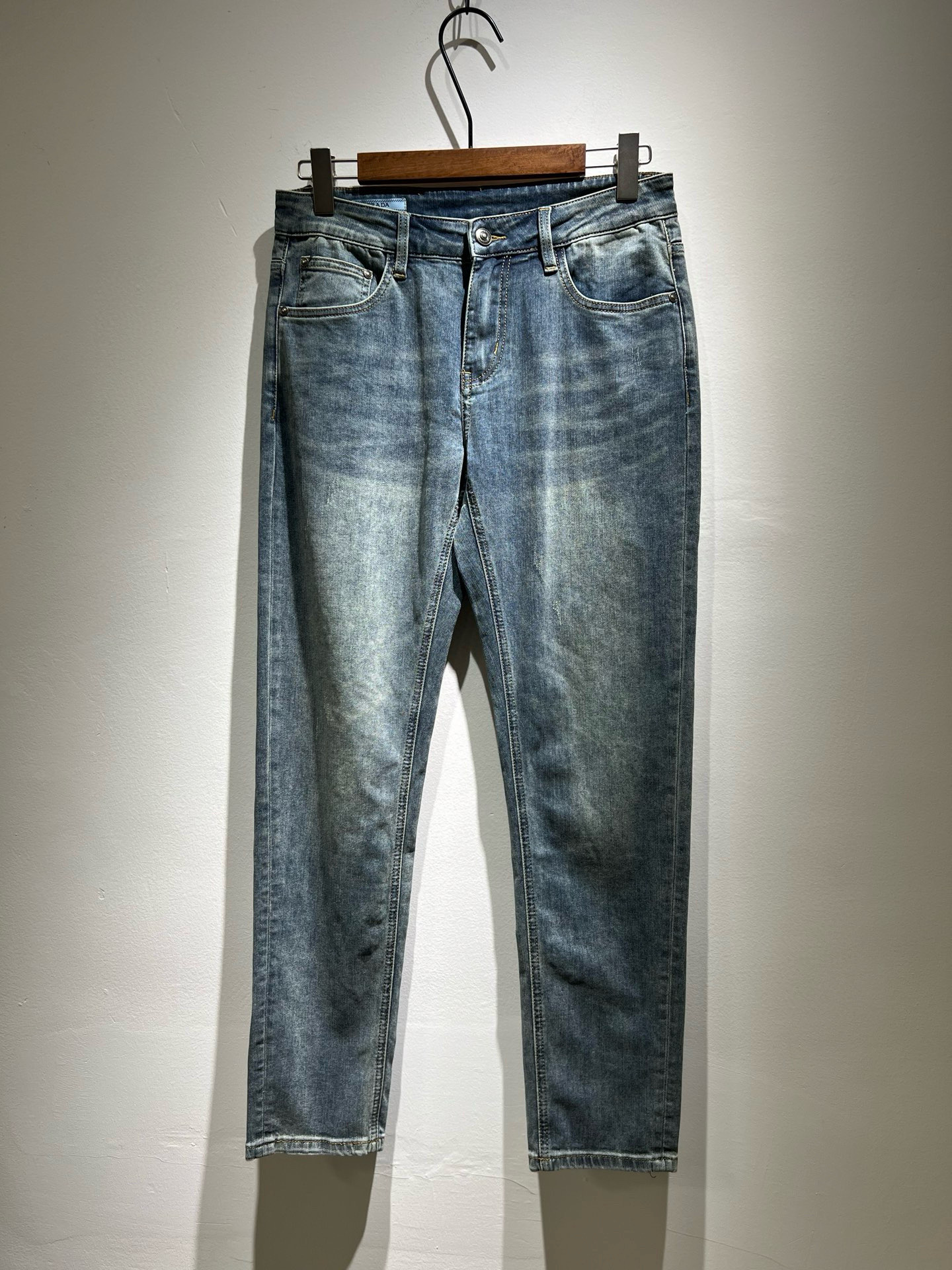 NO:162233,PRA*DA Prada 2025 early spring new product is available for sale!  Denim is high-end, versatile and pragmatic, and not sensational!  Limited editions in Hong Kong, Macao and Taiwan!  !  Three-dimensional cut cotton material!  The Taiwan foreign trade company undertakes the exquisite and delicate materials, which seems to be Prada's patented high-quality custom-made original hardware logo design!  Not only in the material, color and style, the life philosophy behind the design just fits the dual mentality of modern people's pursuit of personal practicality and fashion aesthetics, and achieves a perfect balance between function and aesthetics. It is not only the display of fashion trends, but also the ultimate of modern aesthetics. P's vision does not limit the indispensable components of the core value of fashion brands, another alternative to mature styles and sizes 29-40, prada, prada, alexander wang19860909PRA*DA 普拉达 2025早春新品发售！牛仔高级百搭实用主义不哗众取宠！港澳台地区限定款！！立体裁剪纯棉材质！台湾外贸公司承接、材质精致细腻似乎是普拉达专利品质上乘 定制原版五金logo设计！不仅在材料、颜色与款式工夫,设计背后的生活哲学正巧契合现代人追求切身实用与流行美观的双重心态,在机能与美学之间取得完美平衡,不但是时尚潮流的展现,更是现代美学的极致.P的视野并没有局限时尚品牌核心价值中不可或缺的组成部分、的另一种选择替代风格成熟、尺码29-40,,prada,prada,alexander wang,Men's clothing