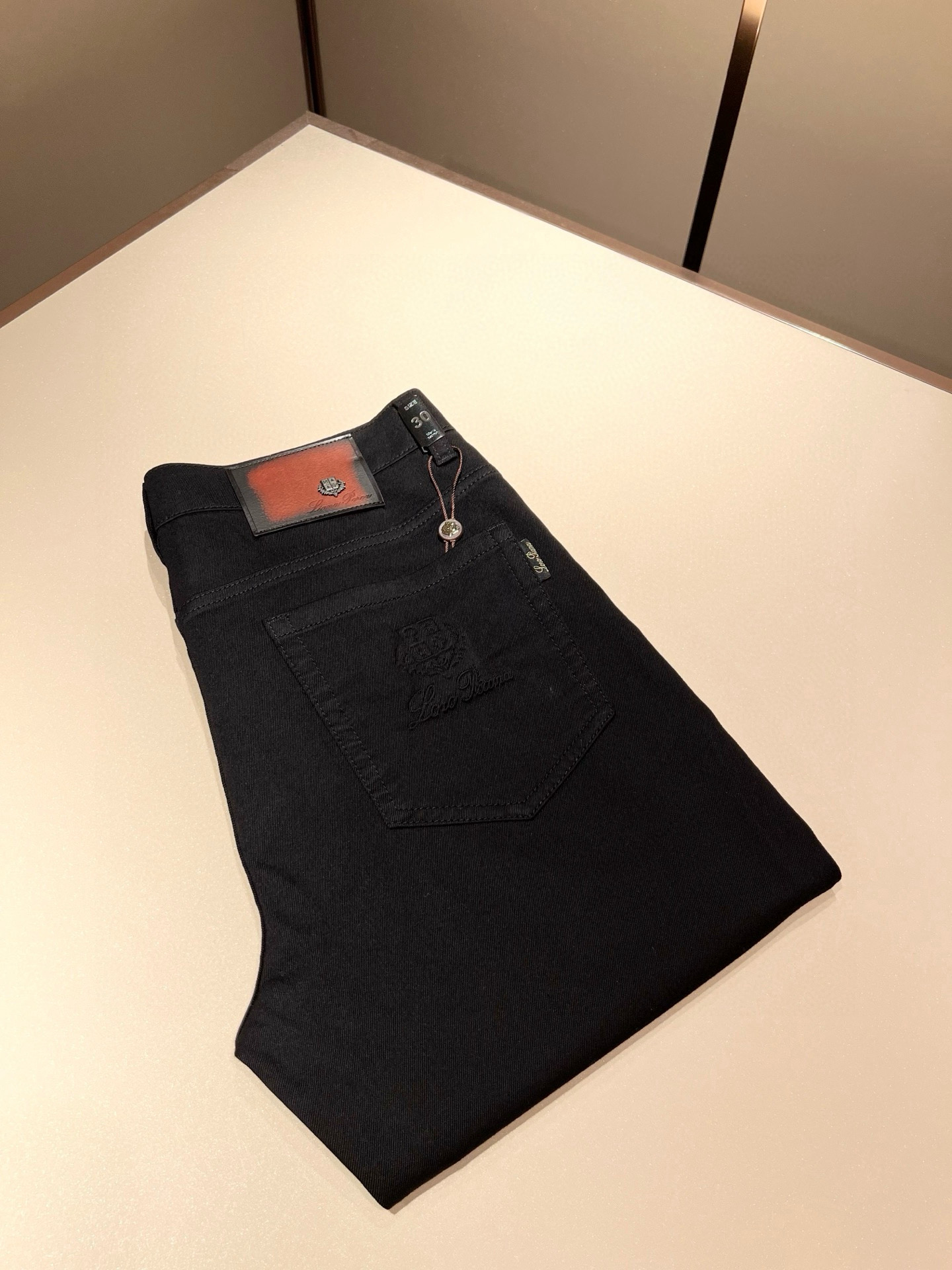 NO:162200,Loro Piana Nouyou Pianya 2025 spring and summer new men's fashion high-end casual pants, Hong Kong foreign business channel products, original Japanese products, pure blood quality, perfectly continues the essence and genes of LP home. From the main fabric to the detailed craftsmanship, all show the ingenuity of quality, use multiple brand elements to interpret, and choose precious cowhide material to build a logo waist brand leather design!  Identity manifestation that belongs to the soul!  Customer-supplied high-end imported pure cotton fabrics, very high-end and fashionable detailed craftsmanship, red ear cloth is completed by a specific antique loom. This element represents the identity and rank of jeans, which is very worthy of careful appreciation!  In terms of matching, it is invincible and explains the versatility in place, with ingenious details and exquisite accessories. The auxiliary materials are all provided by foreign merchants. They are tailored and slim, and the upper body is lifted with an excellent effect. They are a styling item that is hard to come by!  Size 29-40, loro piana, loro piana, jeans, cowhide, alexander wang19860909Loro Piana诺悠翩雅 2025春夏新品男士时装款高端休闲裤,香港洋行渠道货,日本原厂出品,纯血统品质,完美延续了LP家的精髓与基因,从主体面料到细节工艺,无不彰显出品质的匠心所在,运用多个品牌元素标识来诠释,选取矜贵的牛皮材质构建logo腰牌皮革设计！属于灵魂式的身份彰显！客供高级进口的纯棉面料,非常高级且时髦的细节工艺,赤耳布是由特定古董织布机完成,此元素代表着牛仔裤的身份及段位,非常值得细品悦人！在搭配上所向无敌,把百搭阐释到位,细节匠心考究,辅料皆为外商客供,剪裁合体修身,上身提臀效果绝佳,可遇而不可求的造型单品！尺码29-40,,loro piana,loro piana,jeans,cowhide,alexander wang,Men's clothing