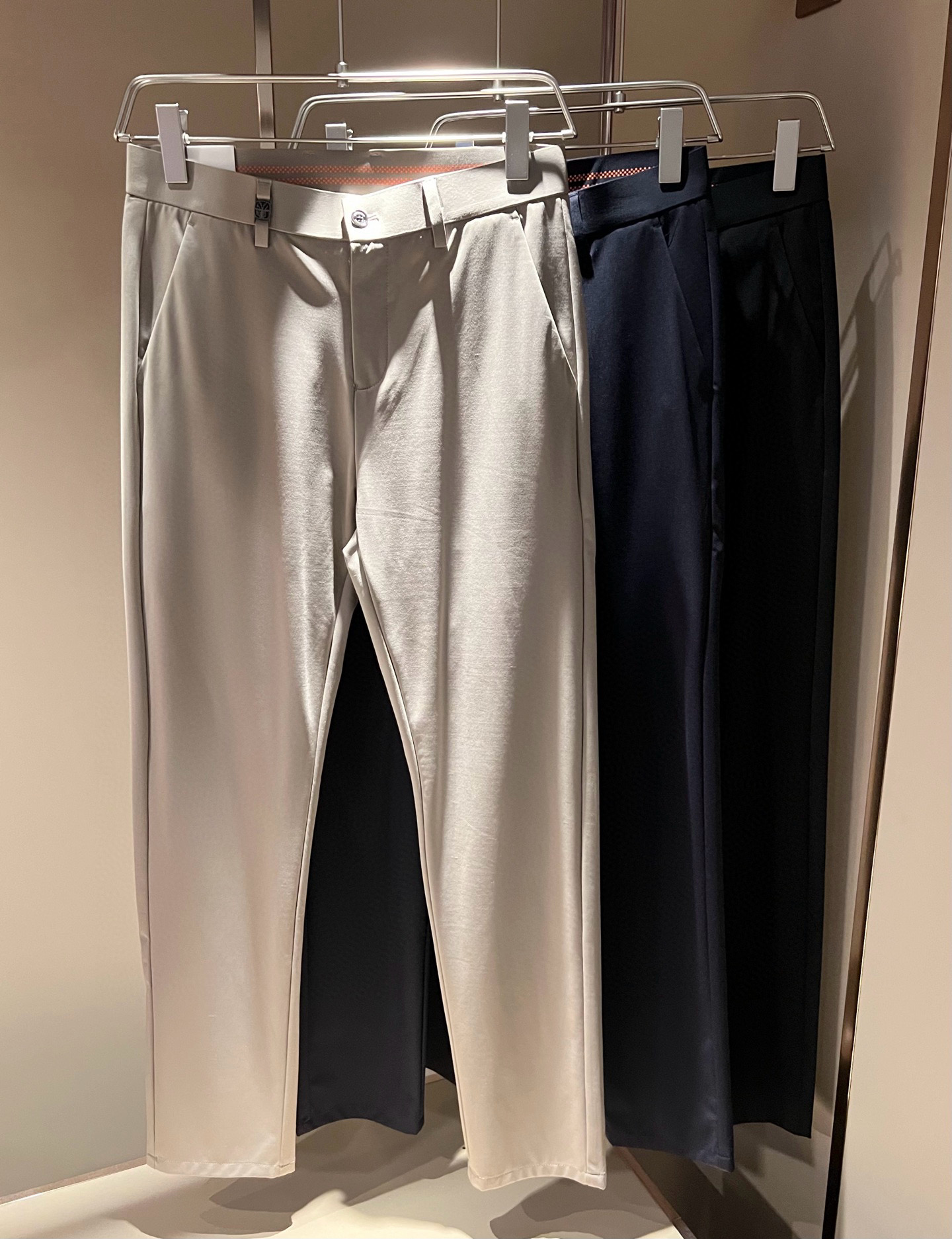 NO:162206,Dio*r Dijia 2025 spring and summer new men's casual pants, classic fashionable and versatile casual pants for men! Trading company channels are rare, and it is the leading official website for sale! An indispensable versatile product in the wardrobe, convenient and comfortable to wear and very easy to match with fashionable styles! This casual pants are carefully selected and supplied by customers with high-quality 95 pure cotton and 5 spandex blended material. It has excellent comfort and breathability. It feels skin-friendly and comfortable to wear. How high is the texture of the fabric? You will know immediately when you get the actual product. It can definitely be called an excellent product for unlimited repurchase! The back bag hardware logo logo is the most recognizable classic element of Dior's home. The custom YKK metal zipper is provided by the customer. The trousers are meticulous and smoothly lined inside the trousers, and the details are more exquisite. It shows excellent craftsmanship and is enough to allow quality controls to take away with them with their eyes closed! The basic regular straight-fitting style cut has no restrictions on body shape. The invincible versatile color combination easily challenges any top, perfectly combining business and casual style outfit! Size 30-40 37 39,,dior,dior,dior,alexander wang19860909Dio*r迪家 2025春夏新款男士休闲裤,男士经典时尚百搭休闲西裤!贸易公司渠道稀出,领先官网发售!衣橱里不可或缺的百搭臻品,穿着便捷舒适又非常极易搭配时尚造型!此款休闲西裤用心甄选客供优质95纯棉,5氨纶混纺材质而成,舒适性与透气性兼优,着穿触感亲肤舒适,面料的质感有多高级,实物到手你立刻便知,绝对可以称为无限回购的绝佳臻品！后袋五金logo标识,都是迪奥家最具辦识度的经典元素,门襟客供定制YKK金属拉链,裤身内里缜密平顺的走线,细节方面更为考究,极好的彰显了出色工艺,足以让品控们闭眼收走!基础常规的直筒版型裁剪,对于体型没有限制可言,无敌的百搭配色,轻松挑战任何上装,完美兼具商务与休闲风格穿搭!尺码30-40 37 39,,dior,dior,dior,alexander wang,Men's clothing