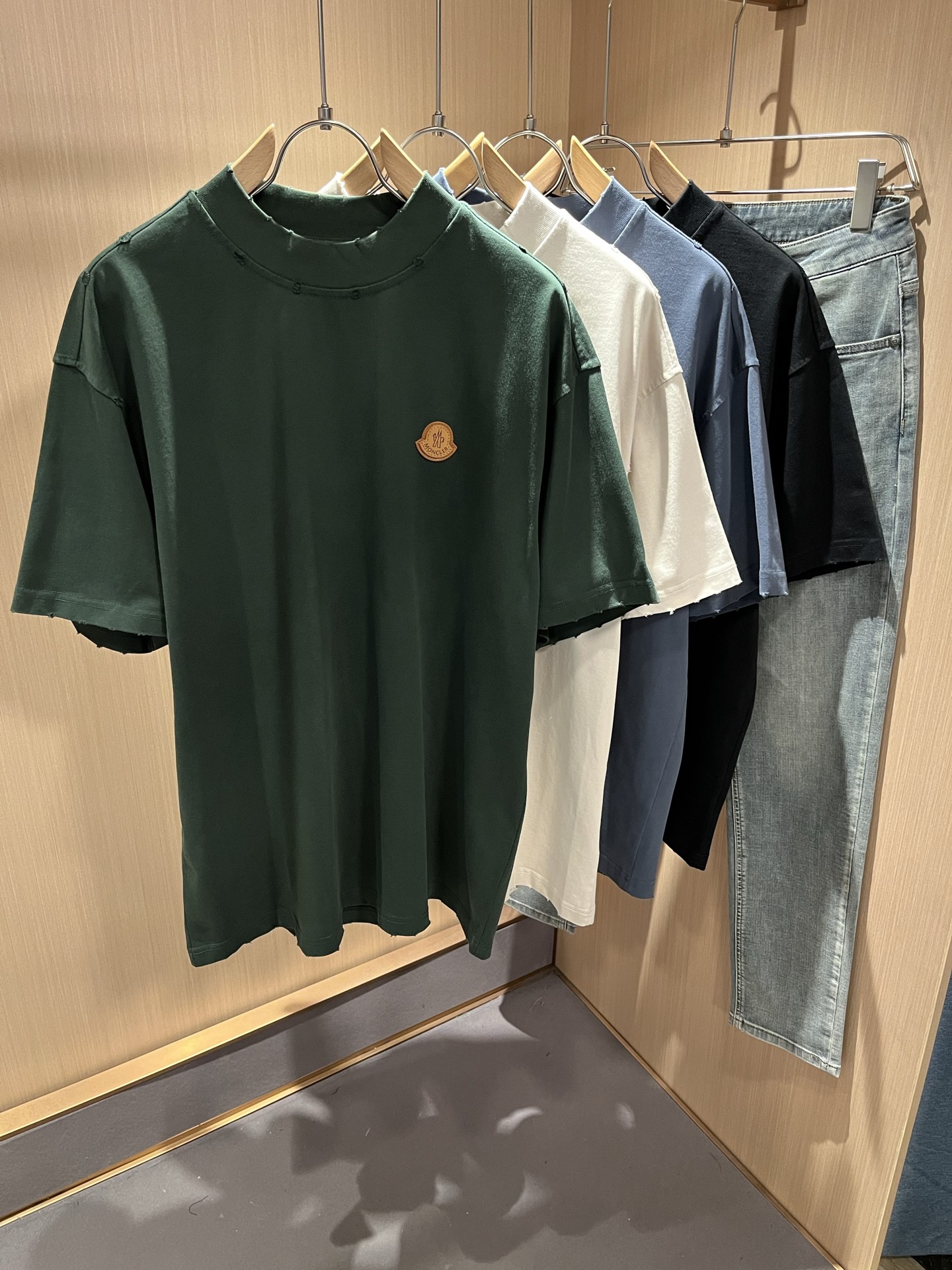 NO:411661,Moncler Mengjia 2025 Spring and Summer Men and Women's Same Couple Model Latest Trade Order Breaked Short Sleeve T-shirt, Full Quality!  !  Internet celebrity style!  Designed with logo pattern badge!  The upper body is comfortable and breathable, not stiff, and the overall three-dimensional feeling is rich. Quality export orders, customized exclusive pure cotton fabric tailoring to meet the simple needs of commuters for dressing. The upper body is very effective, slim and not picky about the figure. The fabric workmanship... Improper, only good craftsmanship can make you feel good and tasteful. A must-have item for everyone!  Size M-3XL, T-shirt,tees,t-shirt,alexander wang19860909Moncler蒙家 2025春夏男女同款情侣款最新的贸易订单破洞短袖T恤,全品相！！网红款！采用logo图案徽章设计！上身舒适透气,不僵硬,整体有着丰富的立体感,品质出口订单,定制专属纯棉面料剪裁,满足通勤人们对于着装的简约需求,上身效果很好,显瘦,不挑剔身材.面料做工....无可挑剔,好工艺好面料才能穿出好品味一款,人手必备单品！尺码M-3XL,,T-shirt,tees，t-shirt,alexander wang,Men's clothing