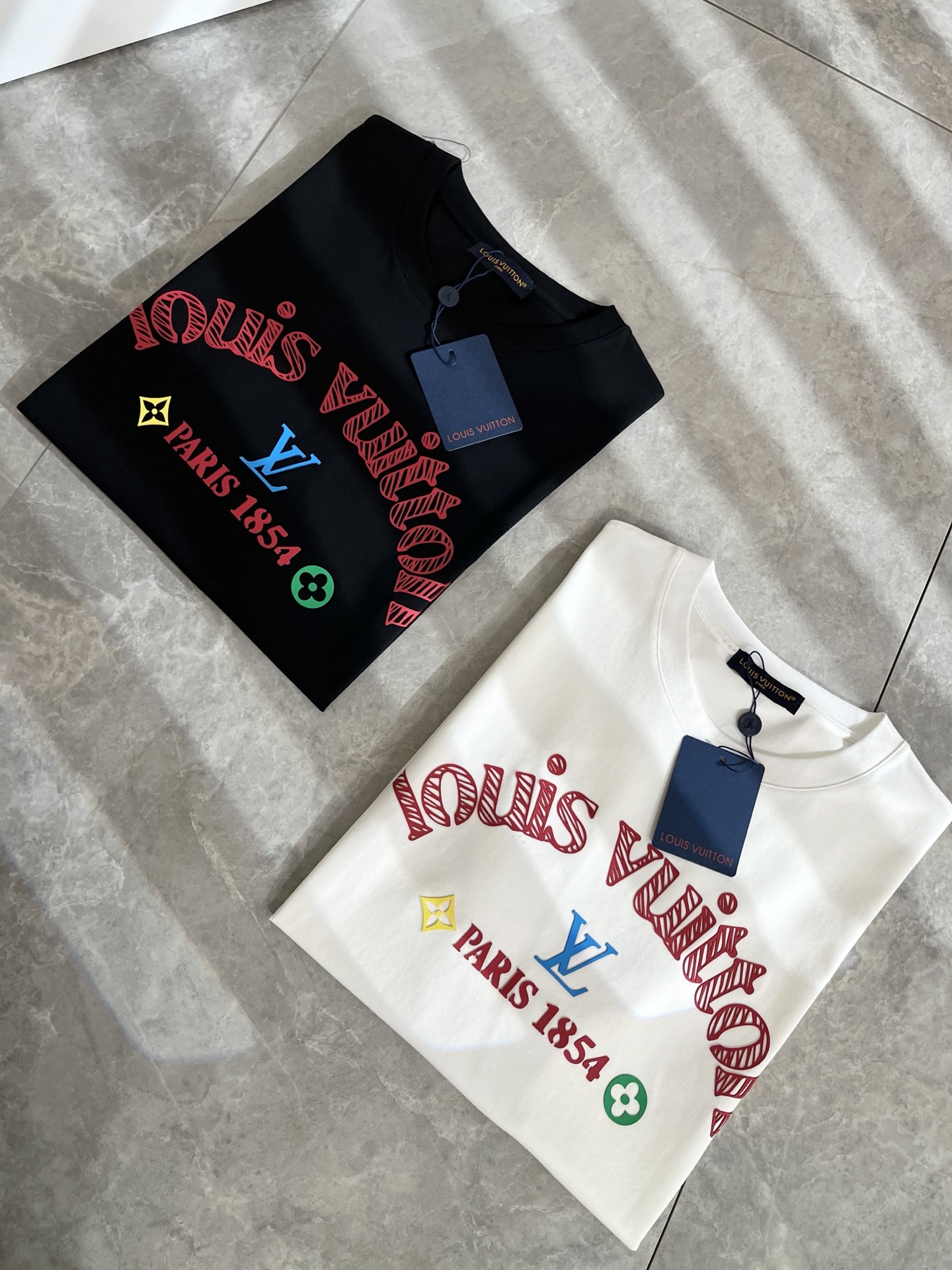 LouisVuitt*路易*登 2026春夏全新系列单品上线，非常时髦前卫的一款男女同款短袖T恤，标识l