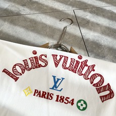 LouisVuitt*路易*登 2026春夏全新系列单品上线,非常时髦前卫的一款男女同款短袖T恤,标识l LouisVuitt*路易*登 2026春夏全新系列单品上线,非常时髦前卫的一款男女同款短袖T恤,标识l