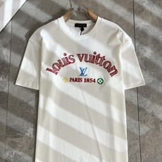 LouisVuitt*路易*登 2026春夏全新系列单品上线,非常时髦前卫的一款男女同款短袖T恤,标识l LouisVuitt*路易*登 2026春夏全新系列单品上线,非常时髦前卫的一款男女同款短袖T恤,标识l