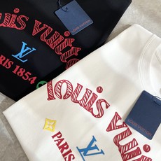 LouisVuitt*路易*登 2026春夏全新系列单品上线,非常时髦前卫的一款男女同款短袖T恤,标识l LouisVuitt*路易*登 2026春夏全新系列单品上线,非常时髦前卫的一款男女同款短袖T恤,标识l
