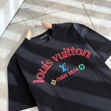 LouisVuitt*路易*登 2026春夏全新系列单品上线,非常时髦前卫的一款男女同款短袖T恤,标识l LouisVuitt*路易*登 2026春夏全新系列单品上线,非常时髦前卫的一款男女同款短袖T恤,标识l