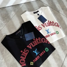LouisVuitt*路易*登 2026春夏全新系列单品上线,非常时髦前卫的一款男女同款短袖T恤,标识l LouisVuitt*路易*登 2026春夏全新系列单品上线,非常时髦前卫的一款男女同款短袖T恤,标识l