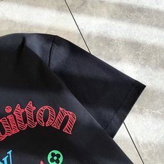 LouisVuitt*路易*登 2026春夏全新系列单品上线,非常时髦前卫的一款男女同款短袖T恤,标识l LouisVuitt*路易*登 2026春夏全新系列单品上线,非常时髦前卫的一款男女同款短袖T恤,标识l
