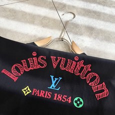 LouisVuitt*路易*登 2026春夏全新系列单品上线,非常时髦前卫的一款男女同款短袖T恤,标识l LouisVuitt*路易*登 2026春夏全新系列单品上线,非常时髦前卫的一款男女同款短袖T恤,标识l
