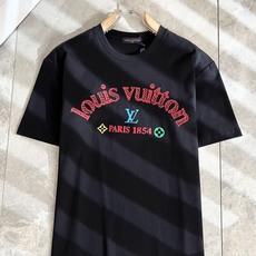 LouisVuitt*路易*登 2026春夏全新系列单品上线,非常时髦前卫的一款男女同款短袖T恤,标识l LouisVuitt*路易*登 2026春夏全新系列单品上线,非常时髦前卫的一款男女同款短袖T恤,标识l