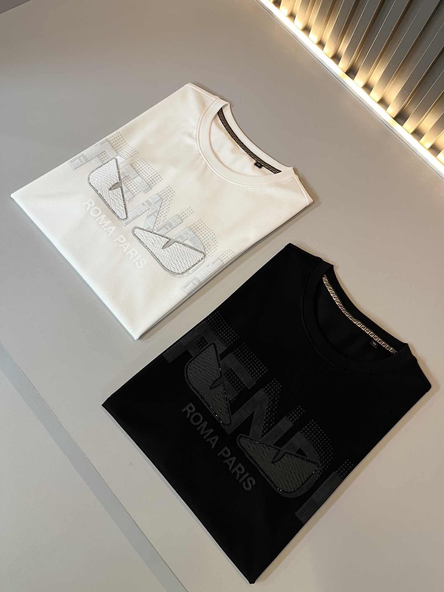 חולצת טי שרט יוניסקס Fendi בעיצוב לוגו FF אייקוני, שחור ולבן, קלאסית ואופנתית 2 i1746989544224 7995 0 0