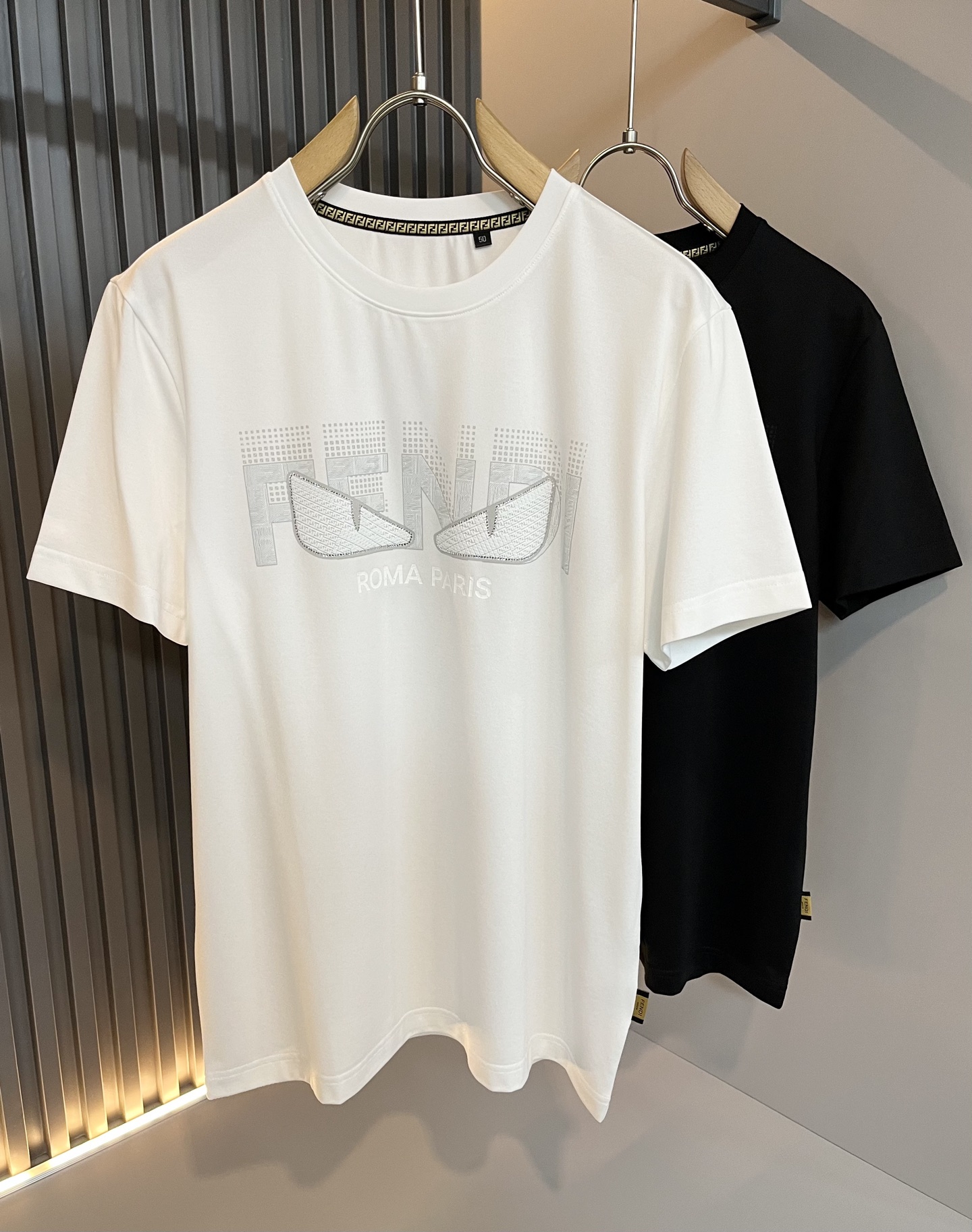 חולצת טי שרט יוניסקס Fendi בעיצוב לוגו FF אייקוני, שחור ולבן, קלאסית ואופנתית 4 i1746989544358 2464 0 2