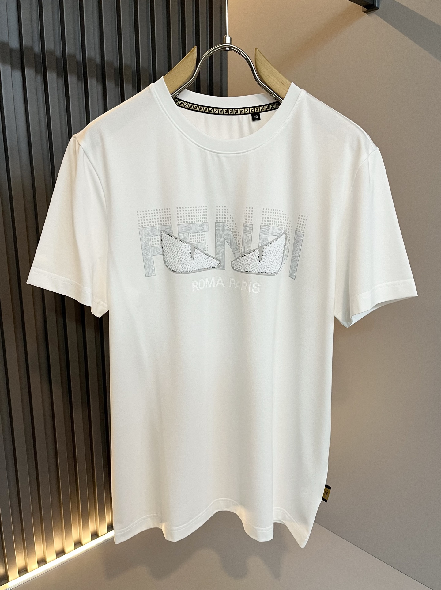 חולצת טי שרט יוניסקס Fendi בעיצוב לוגו FF אייקוני, שחור ולבן, קלאסית ואופנתית 3 i1746989545498 4606 0 1
