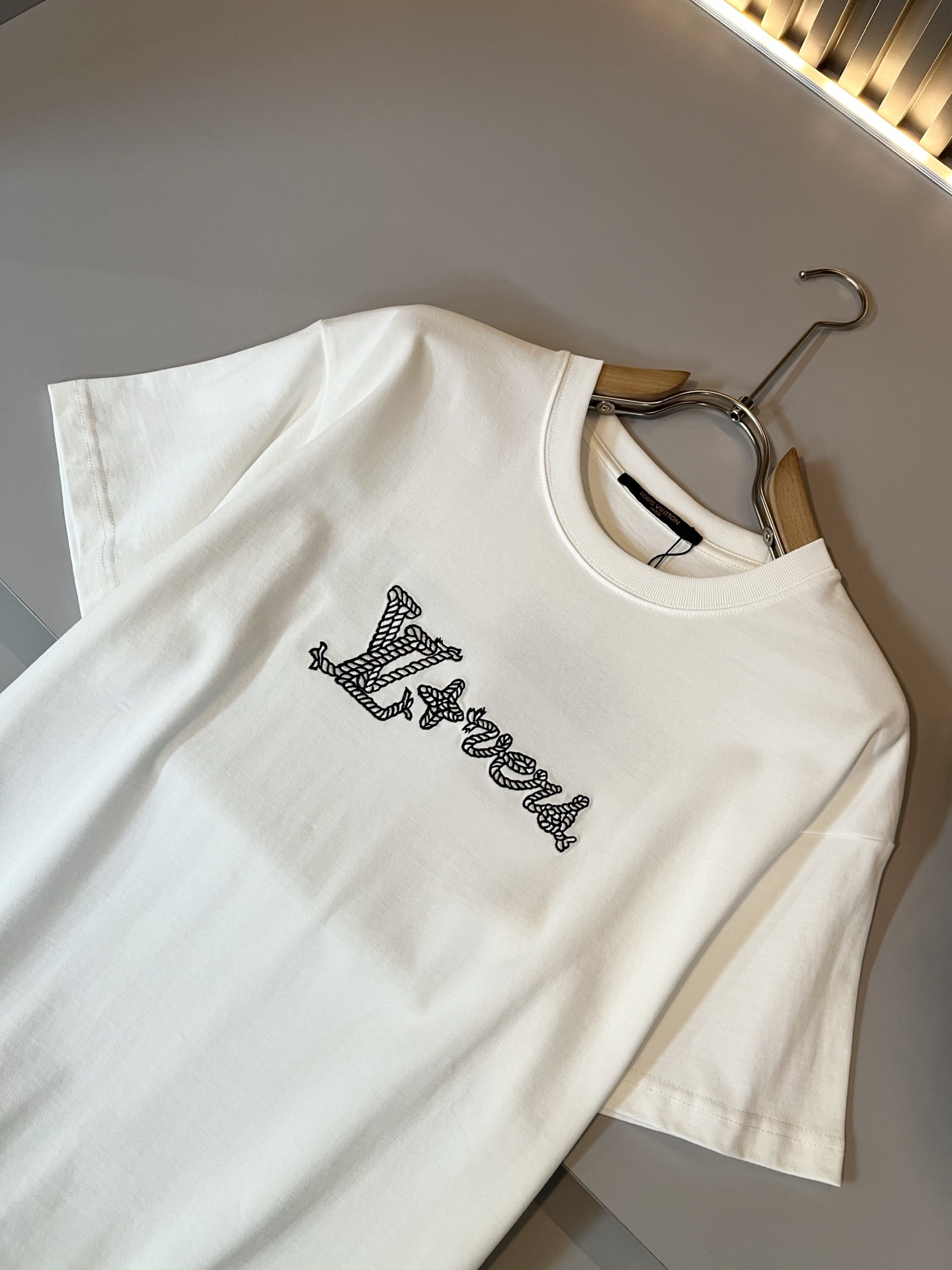 Louis Vuitton 2025 Spring/Summer T-Shirt with Embroidered Logo 6 i1746989622489 3210 0 4