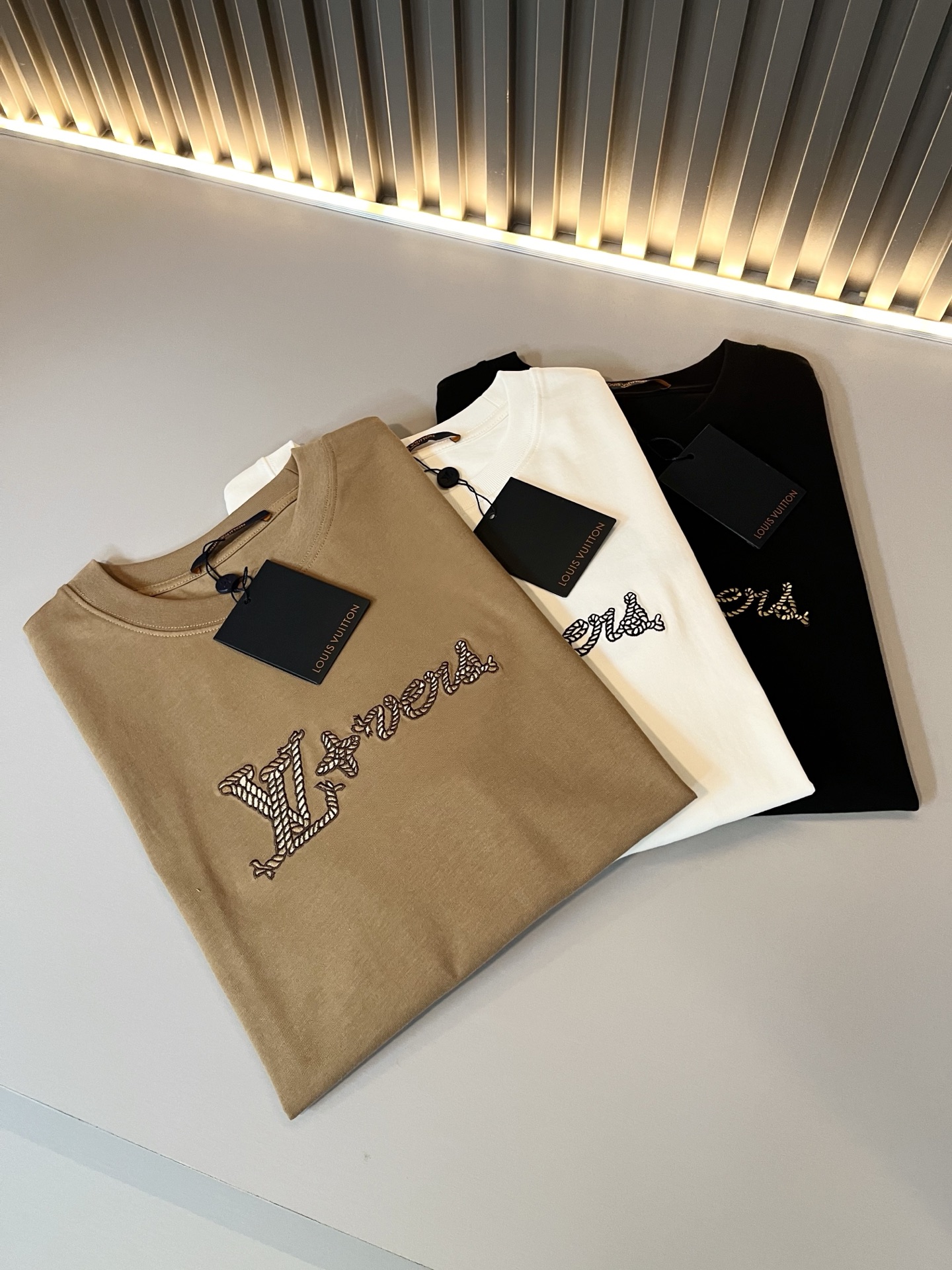 Louis Vuitton 2025 Spring/Summer T-Shirt with Embroidered Logo 4 i1746989622501 7014 0 2