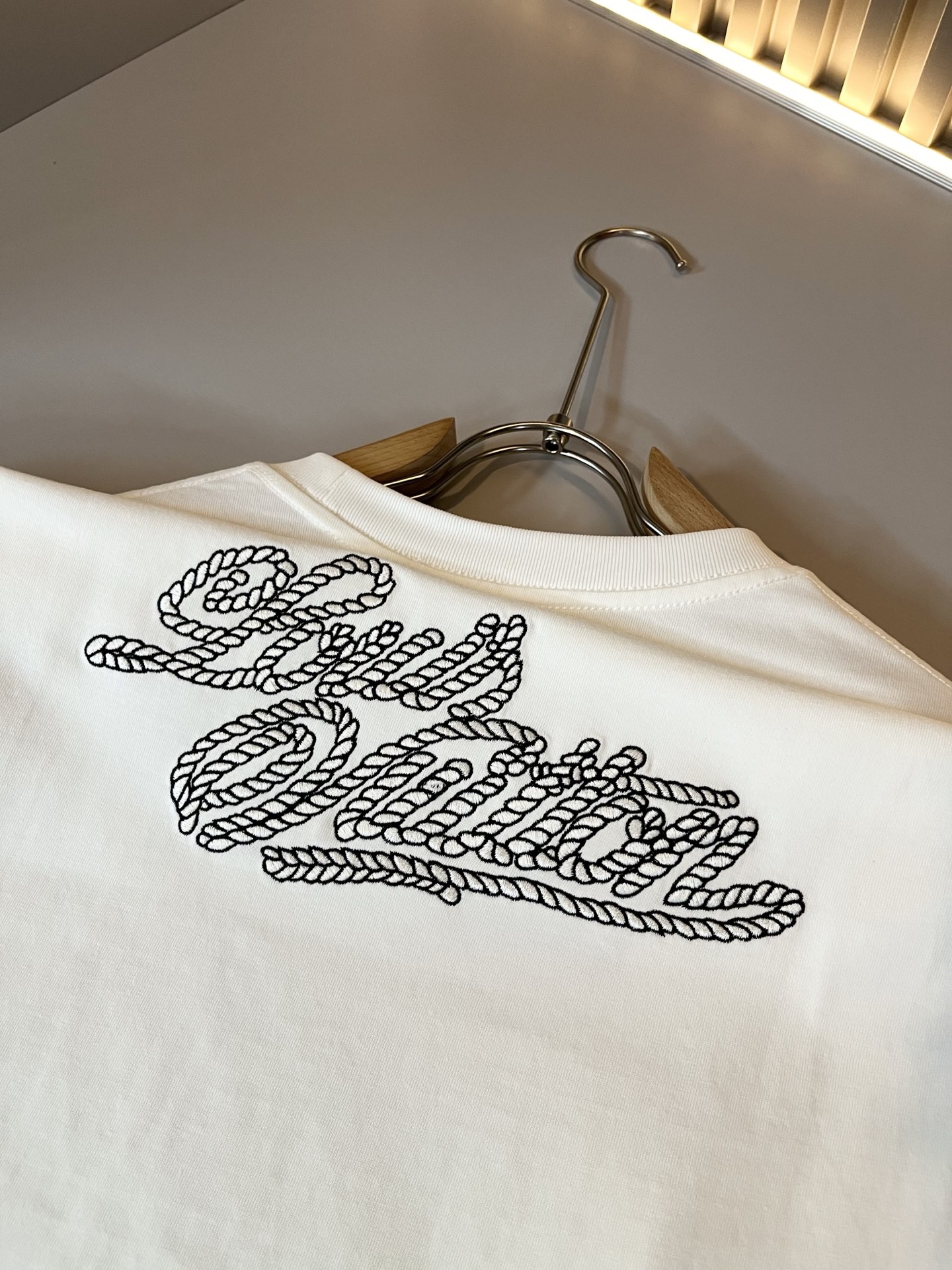 Louis Vuitton 2025 Spring/Summer T-Shirt with Embroidered Logo 10 i1746989622582 7713 0 8