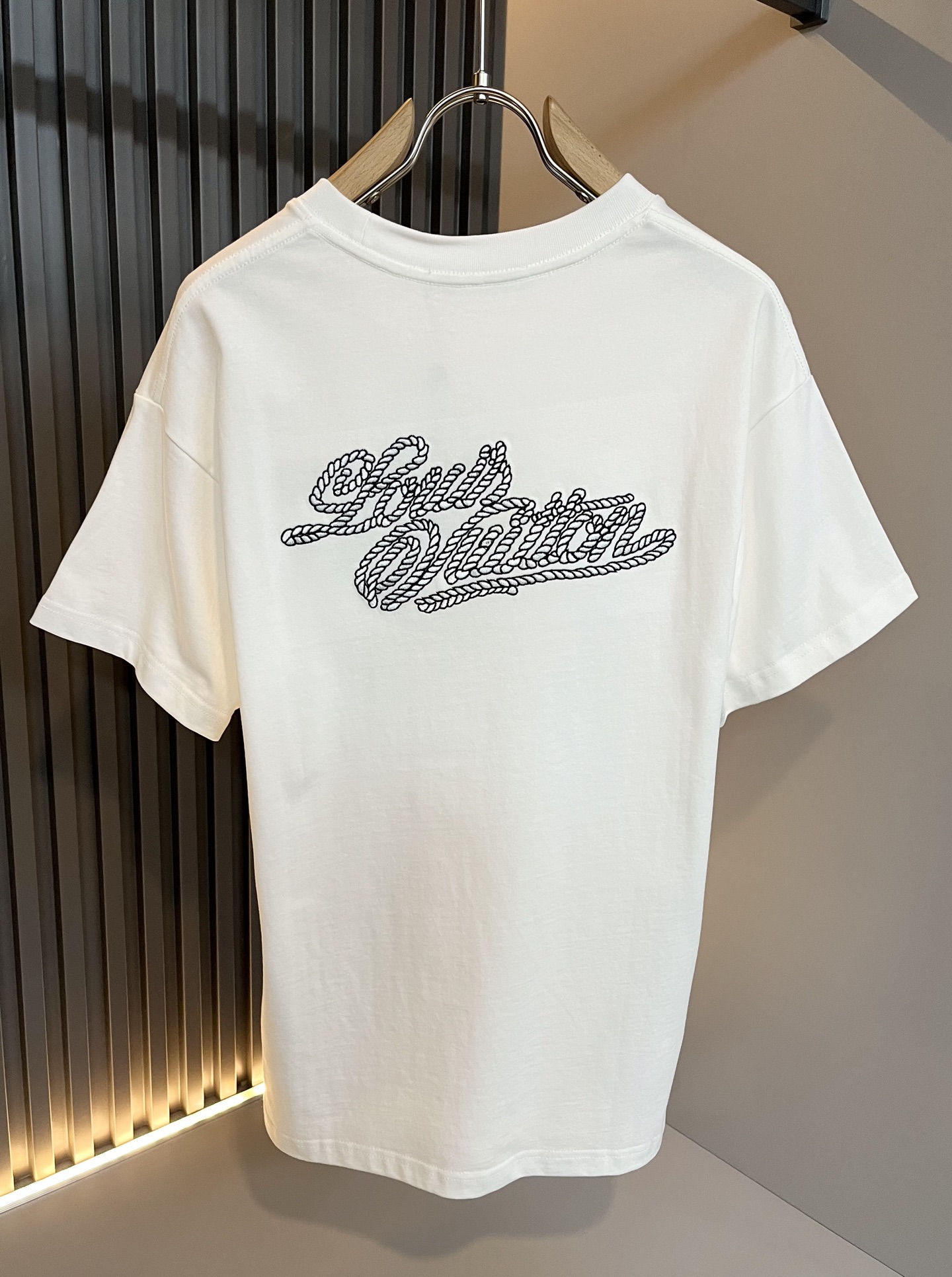 Louis Vuitton 2025 Spring/Summer T-Shirt with Embroidered Logo 5 i1746989622593 4266 0 3