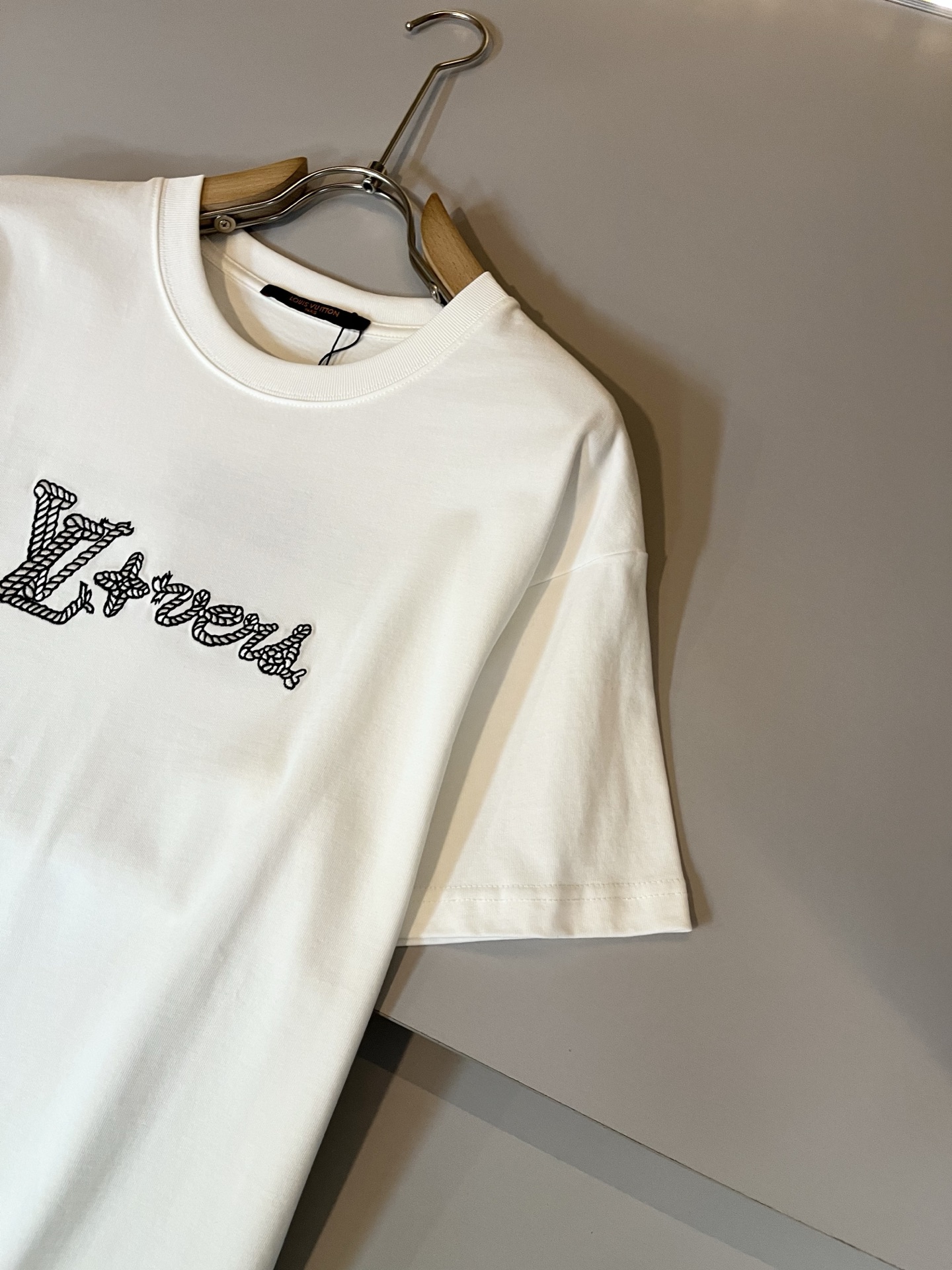 Louis Vuitton 2025 Spring/Summer T-Shirt with Embroidered Logo 7 i1746989624040 5141 0 5