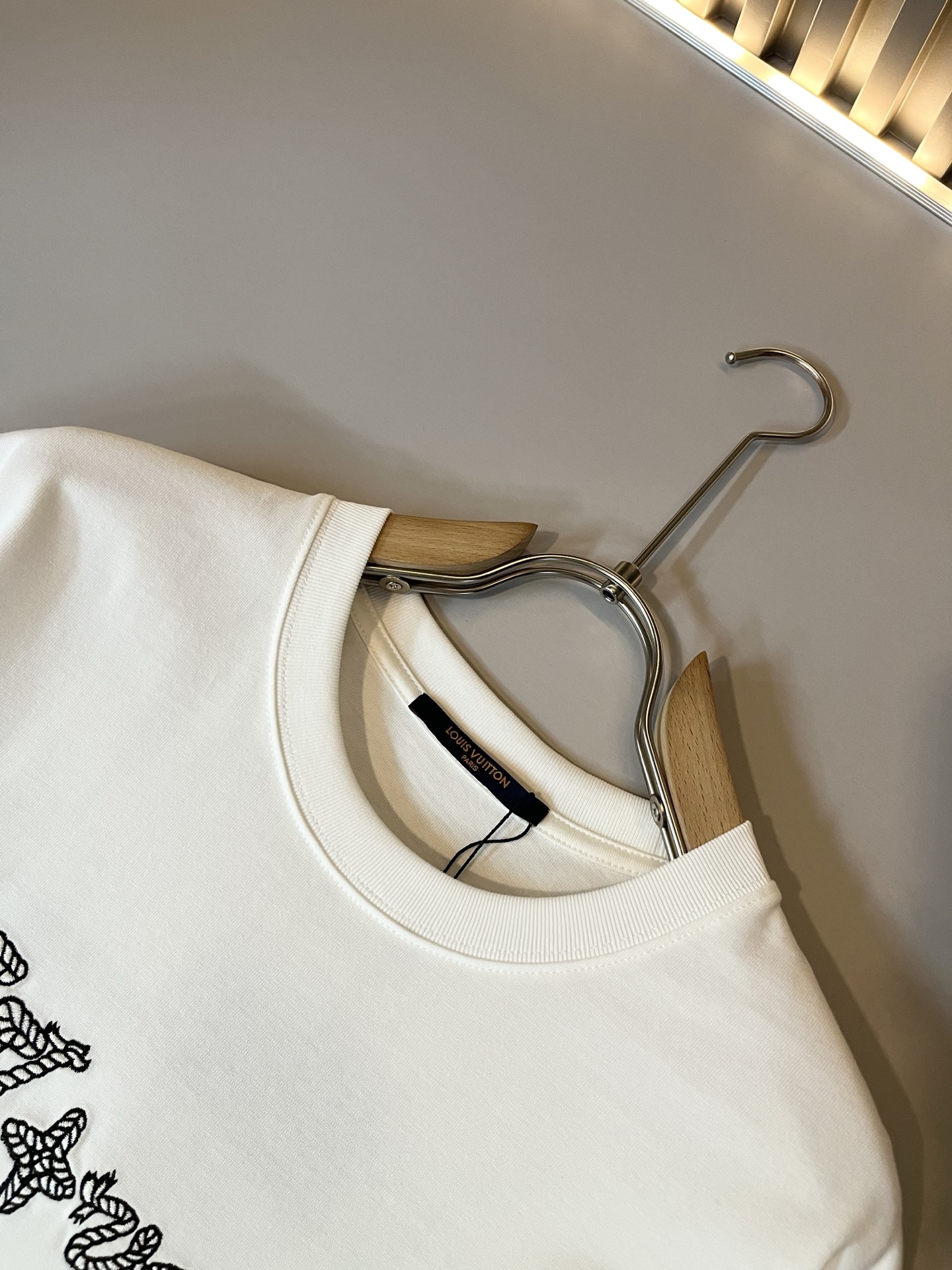 Louis Vuitton 2025 Spring/Summer T-Shirt with Embroidered Logo 8 i1746989624080 8161 0 6