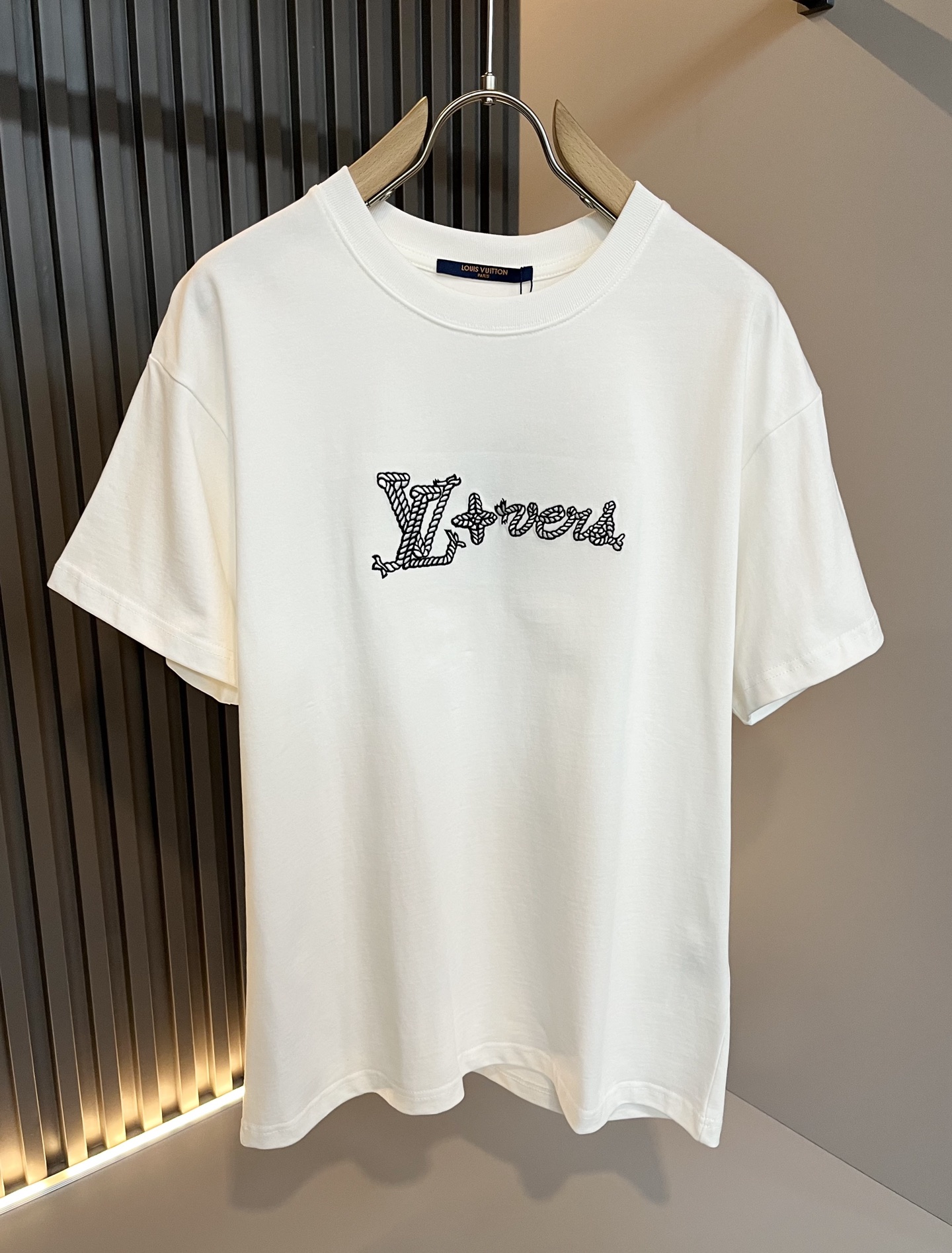 Louis Vuitton 2025 Spring/Summer T-Shirt with Embroidered Logo 3 i1746989624133 3057 0 1