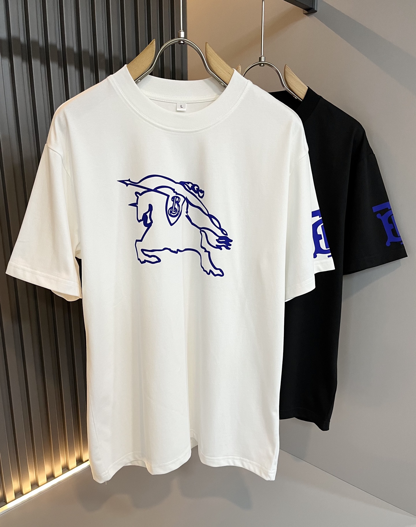 NO:507644,BURBER*Y Ba*li's new spring and summer 2025 short-sleeved T-shirt for men and women, is coming, and is made of a popular environmentally friendly pure cotton fabric recently. It is a high-end outdoor sports and leisure series, which is very popular in sports!  BUR's latest special material, logo pattern velvet design!  Fabric is also called memory cloth, which refers to fabrics with morphological memory functions. It instantly kills all versions on the market. It can only be said that it is not a level at all. Whether it is material, detail restoration and craftsmanship, you are not afraid of any challenges. Just to contribute wonderful products to everyone. As always, it is consistent. A style that implements the core concept of BUR will be closely tied to fashion, always maintaining perfection, a simple but not simple design style that perfectly meets the outfit you need in daily life. Size: M-4XL, burberry, T-shirt, tees, t-shirt, alexander wang19860909BURBER*Y巴*莉2025春夏新品男女同款短袖T恤,重磅来袭,最近比较火热的环保纯棉面料制作而成,高端户外运动休闲系列,非常火热运动风潮！BUR最新研发的特殊材质,标志logo图案压绒设计！面料也叫记忆布,是指具有形态记忆功能的面料,秒杀市面上一切版本,只能说根本就不是一个级别的存在,不管是材质还是细节还原度以及工艺制作方面,不惧任何挑战,只为给大家奉献绝妙产物一如既往,始终如一,贯彻了BUR核心理念的一个款式将与时尚紧紧的捆绑在一起,时刻保持完美,简约而不简单的的设计风格,完美的满足了你日常所需要的穿搭.尺码:M-4XL,,burberry,T-shirt,tees，t-shirt,alexander wang,Men's clothing