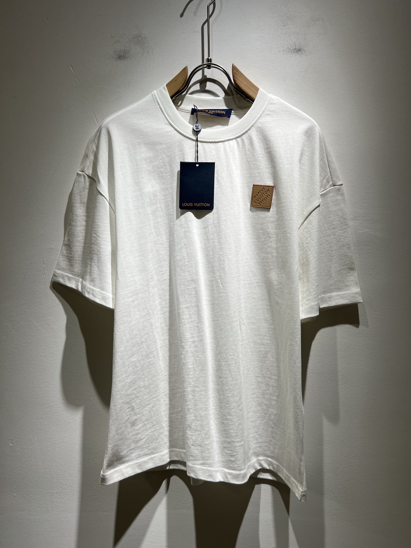 NO:418578,LouisVuitt*Louis*Deng The new series of spring and summer 2025 products are launched, a very fashionable and avant-garde short-sleeved T-shirt for men and women, with logo logo pattern offset printing modification!  Different from the past, it declares the design concept that has been passed down for many years in the brand!  Its eye-catchingness is no less than any classic style, perfectly presenting the fashionable, high-end and luxurious feeling in front of the world!  Made of imported 280 grams of cotton, selected high-quality pure cotton fabrics, soft and soft to the touch, the real thing is definitely beyond your imagination, close to the body and breathable, even if you sweat profusely, you will not feel greasy or stuffy, and will bring sweating and moisture absorption to the extreme!  Size S-2XL, louis vuitton,louis vuitton,t-shirt,tees,t-shirt,alexander wang19860909LouisVuitt*路易*登 2025春夏全新系列单品上线,非常时髦前卫的一款男女同款短袖T恤,标识logo图案压胶印花修饰！区别于以往的不同,宣示品牌传承多年的设计理念！其吸睛度完全不亚于任何经典款式,将时髦高级感与奢华感完美呈现在世人眼前！客供进口280克全棉材质制成,精选优质纯棉面料,触感软糯亲肤细腻,实物到手绝对超乎你的想象,贴身无比舒适透气,即便是汗流浃背也不会有腻身及闷热感可言,将排汗吸湿性发挥到了极致！尺码S-2XL,,louis vuitton,louis vuitton,T-shirt,tees，t-shirt,alexander wang,Men's clothing