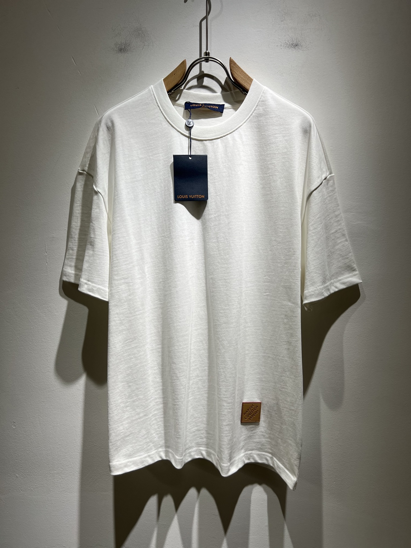 NO:418520,LouisVuitt*Louis*Deng The new series of spring and summer 2025 products are launched, a very fashionable and avant-garde short-sleeved T-shirt for men and women, with logo logo pattern offset printing modification!  Different from the past, it declares the design concept that has been passed down for many years in the brand!  Its eye-catchingness is no less than any classic style, perfectly presenting the fashionable, high-end and luxurious feeling in front of the world!  Made of imported 280 grams of cotton, selected high-quality pure cotton fabrics, soft and soft to the touch, the real thing is definitely beyond your imagination, close to the body and breathable, even if you sweat profusely, you will not feel greasy or stuffy, and will bring sweating and moisture absorption to the extreme!  Size S-2XL, louis vuitton,louis vuitton,t-shirt,tees,t-shirt,alexander wang19860909LouisVuitt*路易*登 2025春夏全新系列单品上线,非常时髦前卫的一款男女同款短袖T恤,标识logo图案压胶印花修饰！区别于以往的不同,宣示品牌传承多年的设计理念！其吸睛度完全不亚于任何经典款式,将时髦高级感与奢华感完美呈现在世人眼前！客供进口280克全棉材质制成,精选优质纯棉面料,触感软糯亲肤细腻,实物到手绝对超乎你的想象,贴身无比舒适透气,即便是汗流浃背也不会有腻身及闷热感可言,将排汗吸湿性发挥到了极致！尺码S-2XL,,louis vuitton,louis vuitton,T-shirt,tees，t-shirt,alexander wang,Men's clothing