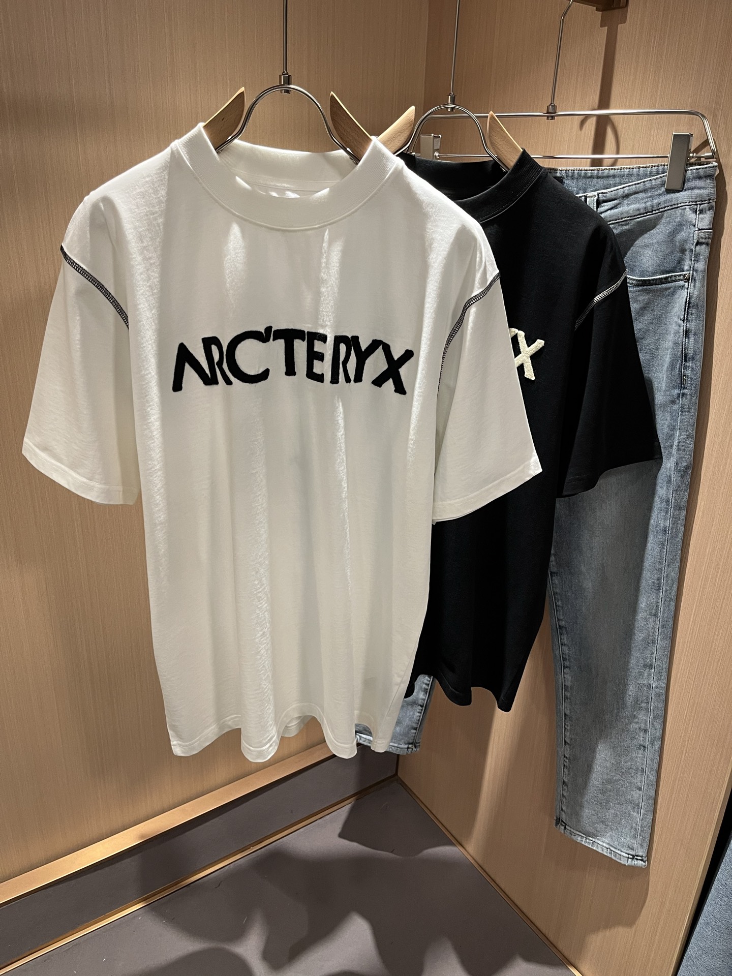 NO:411669,ARCTER*X Original Archaeological Bird 2025 spring and summer new short-sleeved T-shirt for men and women. The first thing that everyone thinks of outdoor brands is Canadian goose and Archaeological Bird. It gives people a feeling of trying out the label!  In addition to being quite accomplished in style design, the most obvious or most expert should be to have deeper and unique insights and attainments in fabrics. Through continuous structural research and problem-solving, and characterized by unique research on fabrics, these alone are enough to support it to become the first new logo brand image in the clothing manufacturing industry. This model uses air cotton material!  The fabric after the seiko blending feels smooth and soft, and it has both natural beauty and comfort. The large body style is cut cleanly and cleanly, and the fabric shows a different hazy structural beauty. It is made of exclusive mold customization. The fabric and its technology test the workers, can be smooth and smooth without wrinkles!  Logo logo pattern embroidery craft design!  It really tests the handmade work of every master!  It makes the whole clean and neat, without leaving any thread. Now men who pursue life are more refined in life!  Size S-2XL, arc'teryx, T-shirt,tees, t-shirt,alexander wang19860909ARCTER*X始*祖鸟 2025春夏新款男女同款短袖T恤,户外品牌可能大家第一想到的就是加拿大鹅、始祖鸟.给人一种标签试的感觉！除了在款式设计上颇有造诣之外,最明显或者说最为拿手的,应该就是在面料上的拥有更深独特见解跟造诣了.通过不断地结构研究和问题处理,在以面料独特研究为特征,仅凭这些就已经足以支撑其成为服装制造行业中,首屈可数的新标志品牌形象.此款采用的空气棉材质！通过精工混纺之后的面料,手感细滑柔软,同时兼具自然美感跟舒适度.大身上版型裁剪简洁干净,面料上显现出了不一样朦胧的结构性美感来.独家开模定制而成,面料及其考验工人的技术,能做到平整服帖又不起皱！标志logo图案刺绣工艺设计！真的是很考验每位师傅的手工制作！使得整体干净利索,不留一丝线头.现在对于生活有所追求的男性也在生活中更为精致！尺码S-2XL,arc'teryx,T-shirt,tees，t-shirt,alexander wang,Men's clothing