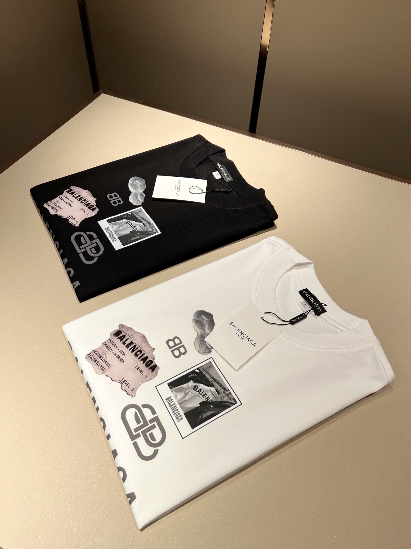 NO:433082,BALENCI*GA Paris* Home 2025 Spring and Summer New Men and Women's Same Short-Sleeve T-shirt!  Fashionable casual short-sleeved T-shirt with catwalk pattern prints!  Design logo glue pressing design!  The most designed and selected customer-supplied 260g pure cotton fabric, which feels soft and skin-friendly, is comfortable and breathable, and you can’t picky about the real thing!  Loose, small, shoulder-dead round neck cut, genderless couple mixed styles, opening up a new fashion charm!  Differentiate the market version of the high-end custom series!  Size M-4XL, balenciaga, T-shirt,tees, t-shirt,alexander wang19860909BALENCI*GA巴黎*家 2025春夏新款男女同款短袖T恤！走秀图案印花时尚休闲短袖T恤衫！设计logo压胶设计！极具设计精选客供260g纯棉面料,手感柔软亲肤,着身舒适透气性都无法挑剔,实物绝对会让你爱不释手！宽松小落肩的圆领版型裁剪,无性别主义的情侣混穿款式,打开全新的时装新韵味！区别市场版本高定系列！尺码M-4XL,,balenciaga,T-shirt,tees，t-shirt,alexander wang,Men's clothing