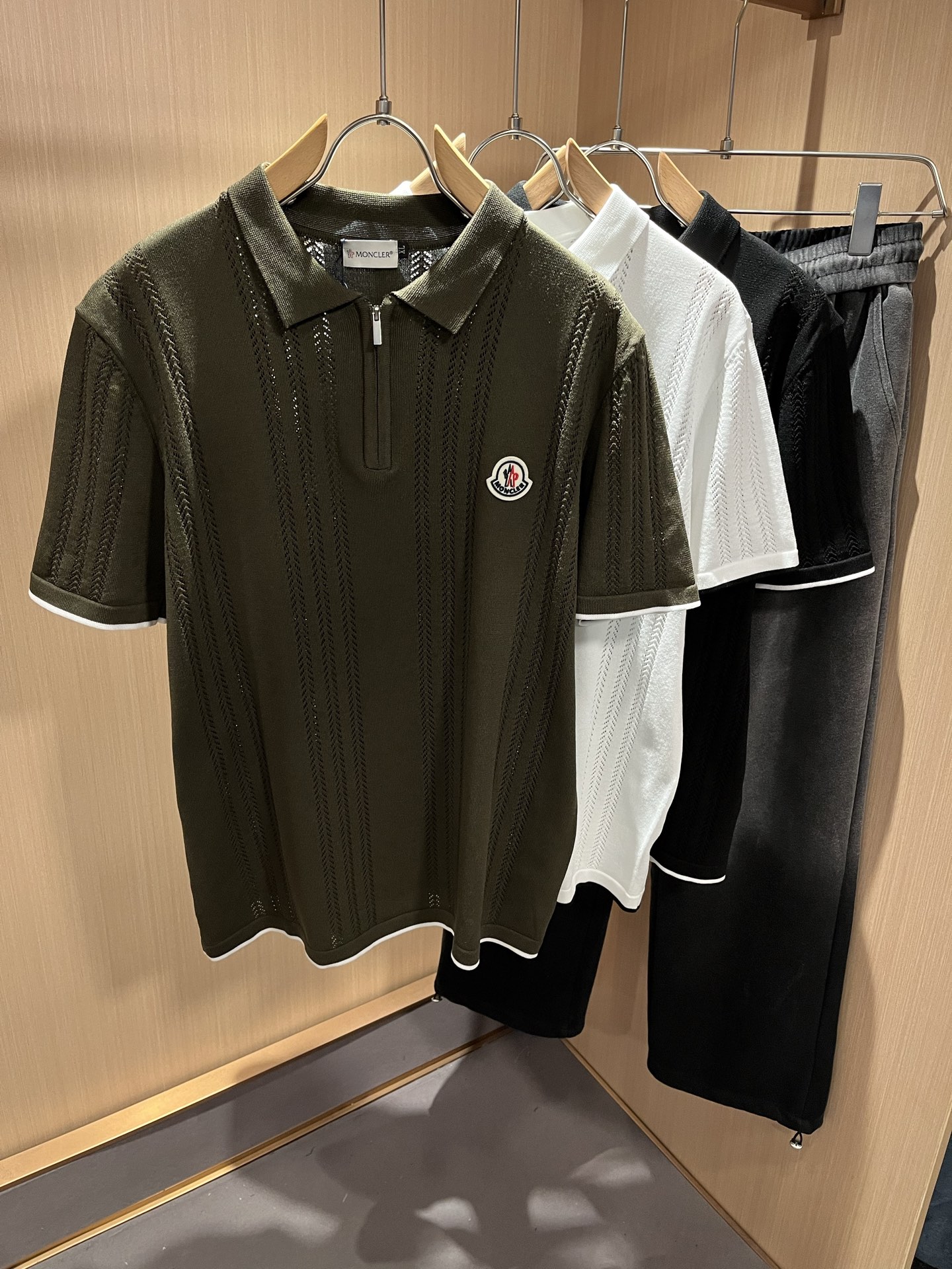 NO:411645,Moncler Mengjia's latest trade order knitted short-sleeved T-shirt in spring and summer 2025, full quality!  !  Internet celebrity style!  The craftsmanship adopts a chest badge design!  The upper body is comfortable and breathable, not stiff, and the overall body has a rich three-dimensional feeling, quality export orders, and chest logo pattern badge design!  Customized knitted fabric tailoring meets the simple needs of commuters for dressing. The upper body works well, looks slim and is not picky about the figure. The fabric workmanship is impeccable. Only good craftsmanship can make you look good and tasteful. It is a must-have item for everyone!  Size M-4XL, T-shirt,tees,t-shirt,alexander wang19860909Moncler蒙家 2025春夏最新的贸易订单针织短袖T恤,全品相！！网红款！工艺采用胸前徽章设计！上身舒适透气,不僵硬,整体有着丰富的立体感,品质出口订单,胸前logo图案徽章设计！定制针织面料剪裁,满足通勤人们对于着装的简约需求,上身效果很好,显瘦,不挑剔身材.面料做工....无可挑剔,好工艺好面料才能穿出好品味一款,人手必备单品！尺码M-4XL,,T-shirt,tees，t-shirt,alexander wang,Men's clothing