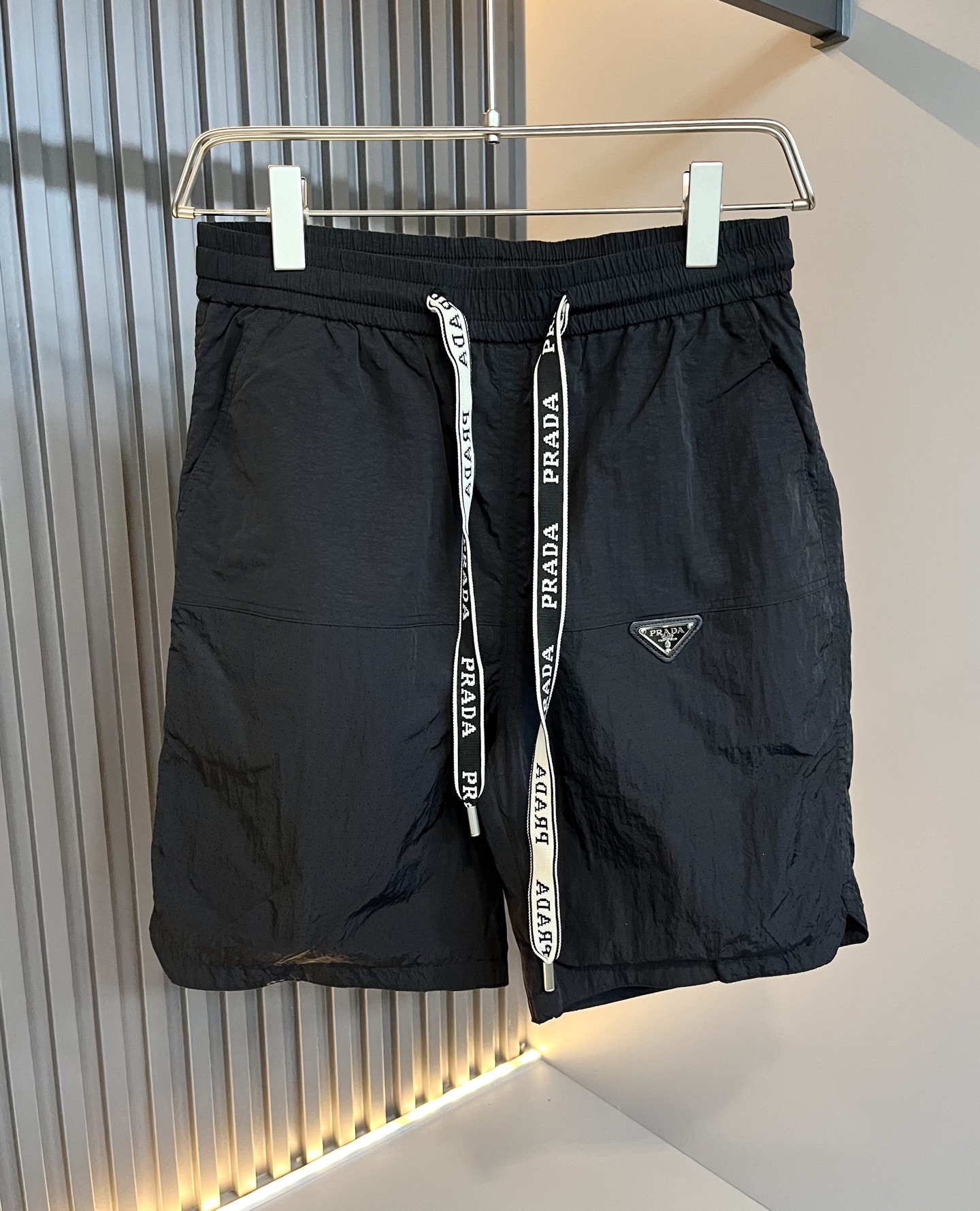 NO:426365,PRA*DA Pu*da 2025 spring and summer new men's casual shorts, a high-end quality choice... A versatile trousers that combine casual pants is also an indispensable matching tool in men's wardrobe. It is a classic style with practical wear!  The design style of the whole casual pants is simple and fashionable, which is very consistent with the low-luxury style setting, has excellent skin-friendly value, is easy to wear, and is full of detail!  Classic logo triangle logo hardware pattern design!  This trousers are made of high-quality polyester fiber fabric. The fabric is comfortable, soft and delicate, and has a good vertical feeling. It looks very textured and has a high-end charm. The first-class and exquisite style cutting, the line is delicate, smooth and neat, and the casual and casual pants look good no matter how you match it. If you like it, buy it now. Good products are not waiting for anyone!  Size M-3XL, prada, shorts, alexander wang19860909PRA*DA普*达 2025春夏新款男士休闲短裤,高端品质之选……一款休闲裤兼备的百搭裤装,也是男士衣橱里不可缺少的搭配神器,属于实穿型的经典款式！整条休闲裤的设计风格简洁时尚,非常符合低奢的风格设定,亲肤值优越,穿着方便,细节感十足！经典标识三角logo五金图案设计！此款裤装采用优质聚酯纤维面料打造而成,面料舒服,手感柔软细腻,有着很好的垂直感,看上去非常有质感,细品高级韵味十足.一流精湛的版型裁剪,走线细致平顺工整,休闲随意怎么搭配都好看的裤装,喜欢的赶紧入手吧,好货可不等人！尺码M-3XL,,prada,shorts,alexander wang,Men's clothing