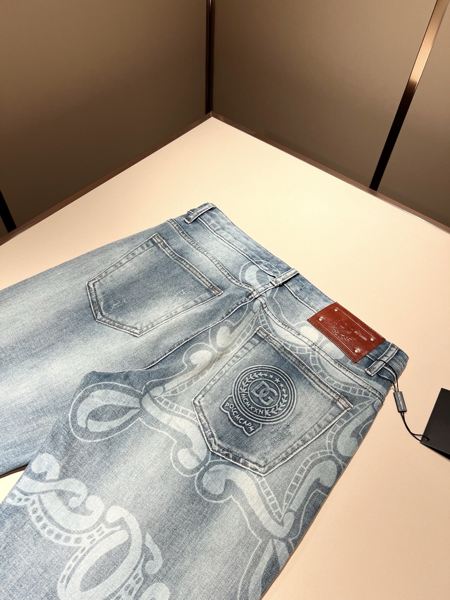  Dolce &  杜嘉*纳 2025春夏新品牛仔裤，水洗处理自然不易变形脱色、立体剪裁完美塑形面料质舒