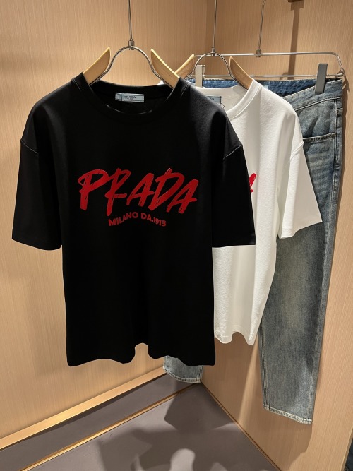 PRADA تيشيرت قطن بأكمام قصيرة للرجال والنساء - أزياء ربيع وصيف 2025 1 PRADA تيشيرت قطن بأكمام قصيرة للرجال والنساء - أزياء ربيع وصيف 2025