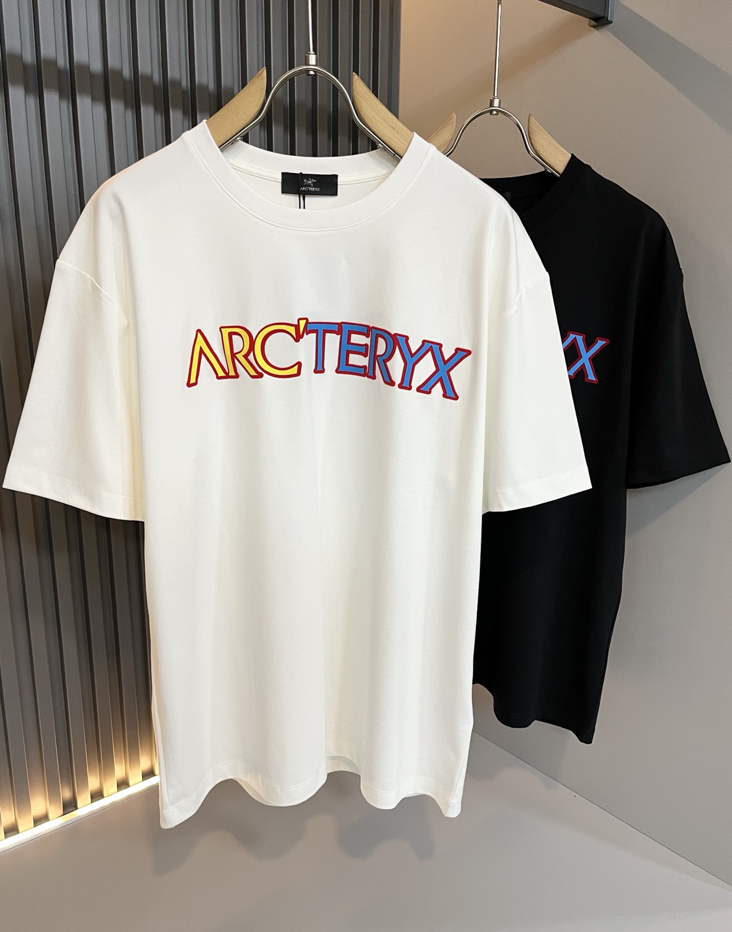 NO:411671,ARCTER*X Original Archaeological Bird 2025 spring and summer new short-sleeved T-shirt outdoor brands for men and women, perhaps the first thing that comes to mind is Canadian goose and Archaeological Bird. It gives people a feeling of trying out the label!  In addition to being quite accomplished in style design, the most obvious or most expert should be to have deeper and unique insights and attainments in fabrics. Through continuous structural research and problem-solving, and characterized by unique research on fabrics, these alone are enough to support it to become the first new logo brand image in the clothing manufacturing industry. This model uses air cotton material!  The fabric after the seiko blending feels smooth and soft, and it has both natural beauty and comfort. The large body style is cut cleanly and cleanly, and the fabric shows a different hazy structural beauty. It is made of exclusive mold customization. The fabric and its technology test the workers, can be smooth and smooth without wrinkles!  Logo logo pattern printing craft design!  It really tests the handmade work of every master!  It makes the whole clean and neat, without leaving any thread. Now men who pursue life are more refined in life!  Size M-3XL, arc'teryx, T-shirt,tees, t-shirt,alexander wang19860909ARCTER*X始*祖鸟 2025春夏新款男女同款短袖T恤户外品牌可能大家第一想到的就是加拿大鹅、始祖鸟.给人一种标签试的感觉！除了在款式设计上颇有造诣之外,最明显或者说最为拿手的,应该就是在面料上的拥有更深独特见解跟造诣了.通过不断地结构研究和问题处理,在以面料独特研究为特征,仅凭这些就已经足以支撑其成为服装制造行业中,首屈可数的新标志品牌形象.此款采用的空气棉材质！通过精工混纺之后的面料,手感细滑柔软,同时兼具自然美感跟舒适度.大身上版型裁剪简洁干净,面料上显现出了不一样朦胧的结构性美感来.独家开模定制而成,面料及其考验工人的技术,能做到平整服帖又不起皱！标志logo图案印花工艺设计！真的是很考验每位师傅的手工制作！使得整体干净利索,不留一丝线头.现在对于生活有所追求的男性也在生活中更为精致！尺码M-3XL,arc'teryx,T-shirt,tees，t-shirt,alexander wang,Men's clothing