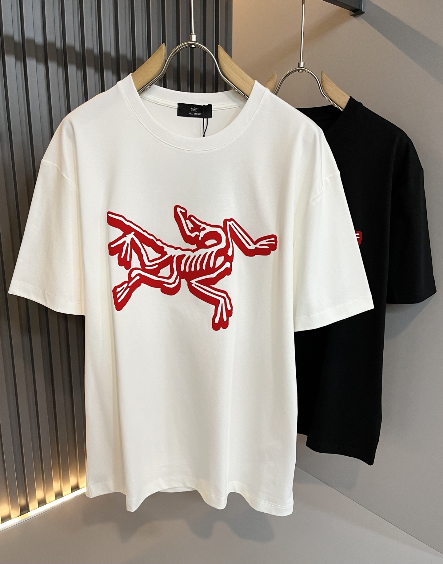 NO:411687,ARCTER*X Original Archaeological Bird 2025 spring and summer new short-sleeved T-shirt outdoor brands for men and women, perhaps the first thing that comes to mind is Canadian goose and Archaeological Bird. It gives people a feeling of trying out the label!  In addition to being quite accomplished in style design, the most obvious or most expert should be to have deeper and unique insights and attainments in fabrics. Through continuous structural research and problem-solving, and characterized by unique research on fabrics, these alone are enough to support it to become the first new logo brand image in the clothing manufacturing industry. This model uses air cotton material!  The fabric after the seiko blending feels smooth and soft, and it has both natural beauty and comfort. The large body style is cut cleanly and cleanly, and the fabric shows a different hazy structural beauty. It is made of exclusive mold customization. The fabric and its technology test the workers, can be smooth and smooth without wrinkles!  Logo logo pattern printing craft design!  It really tests the handmade work of every master!  It makes the whole clean and neat, without leaving any thread. Now men who pursue life are more refined in life!  Size M-3XL, arc'teryx, T-shirt,tees, t-shirt,alexander wang19860909ARCTER*X始*祖鸟 2025春夏新款男女同款短袖T恤户外品牌可能大家第一想到的就是加拿大鹅、始祖鸟.给人一种标签试的感觉！除了在款式设计上颇有造诣之外,最明显或者说最为拿手的,应该就是在面料上的拥有更深独特见解跟造诣了.通过不断地结构研究和问题处理,在以面料独特研究为特征,仅凭这些就已经足以支撑其成为服装制造行业中,首屈可数的新标志品牌形象.此款采用的空气棉材质！通过精工混纺之后的面料,手感细滑柔软,同时兼具自然美感跟舒适度.大身上版型裁剪简洁干净,面料上显现出了不一样朦胧的结构性美感来.独家开模定制而成,面料及其考验工人的技术,能做到平整服帖又不起皱！标志logo图案印花工艺设计！真的是很考验每位师傅的手工制作！使得整体干净利索,不留一丝线头.现在对于生活有所追求的男性也在生活中更为精致！尺码M-3XL,arc'teryx,T-shirt,tees，t-shirt,alexander wang,Men's clothing