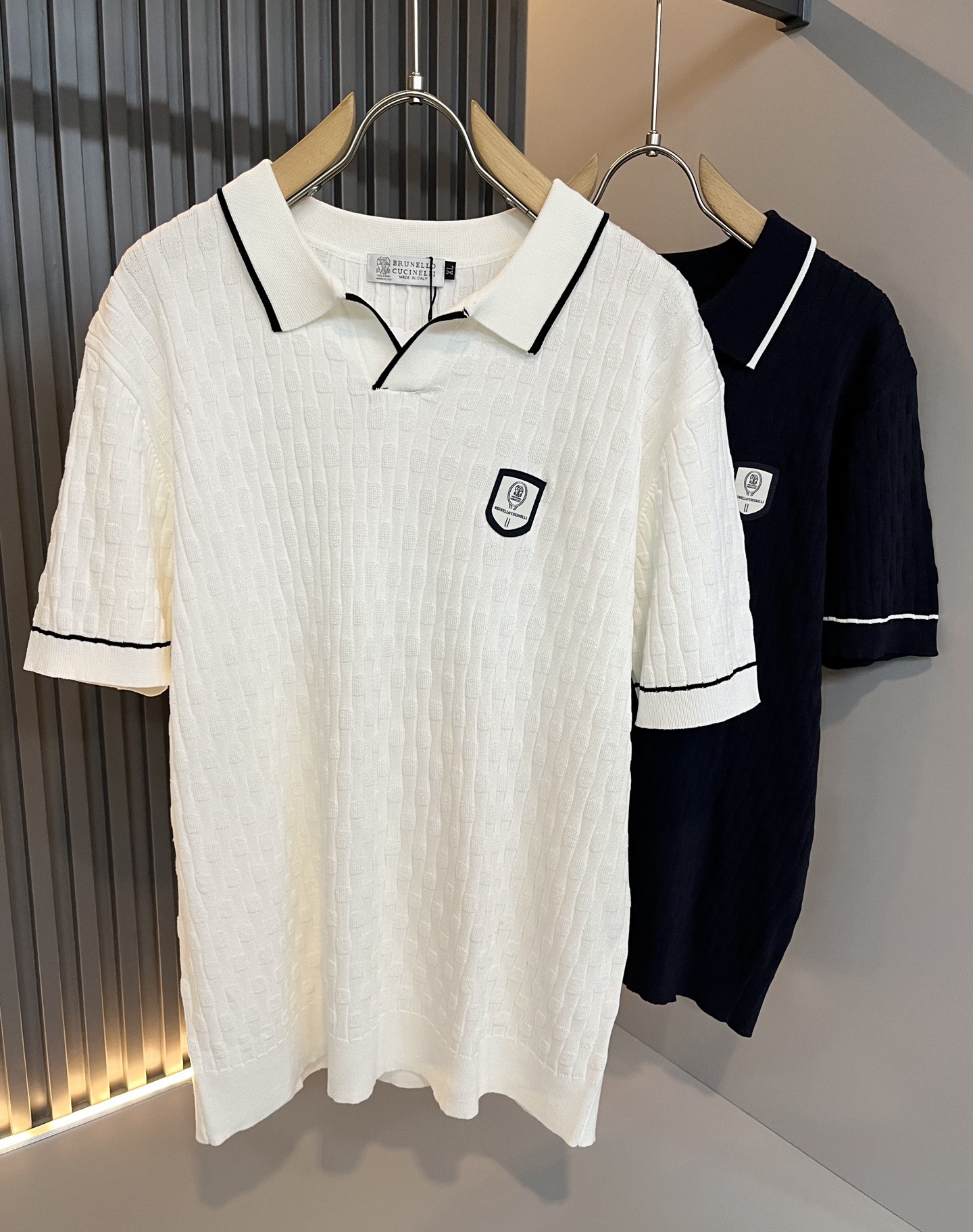 NO:411694,BC-Brunello Cucineli 2025 spring and summer new men's short-sleeved Yilit knitted Polo shirt, a fashionable and versatile item that many celebrities love to wear!  The logo on the chest is super good-looking. Friends who like classic and simple must not miss this one!  The calm and atmospheric brand style has always been favored by the upper class! It is also the best choice for fashionable items!  The upper body is so handsome, highly recommended!  !  !  In addition to its brand added value, the biggest attraction of this short sleeve is that this short sleeve has a high cost-effectiveness in terms of color and material!  Customized original exclusive Yilit knit material design!  Environmentally friendly washing, customized fabrics, pre-shrinkage treatment to ensure a crisp style. The combed cotton fabric feels super soft and smooth and sweat-absorbing!  The wash water does not deform, the feel is comfortable and smooth, the upper body is soft and comfortable, the classic fashionable lapel design is simple and not complicated, and it is very pleasing to the eye!  Code number M-4XL, brunello cucinelli, T-shirt, alexander wang19860909BC-Brunello Cucineli 2025春夏新款男士短袖伊力特针织Polo衫,众多明星都爱穿的时尚百搭单品！胸前LOGO超级好看,喜欢经典简约的朋友,一定不能错过了这款！沉稳大气的品牌风格一直以来备受上层人士的青睐!也是时尚单品的不二之选！ 上身帅到爆了,强烈推荐！！！这件短袖最大的吸引力除了他本身的品牌附加值,更加肯定的是这款短袖无论在颜色搭配还是材质上都有很高的性价比！ 定制原版专属伊力特针织材质设计！环保水洗,定制面料,预缩处理,确保版型的挺括,精梳棉面料手感超柔顺滑又吸汗！洗水不变形,手感舒适顺滑,上身柔和舒适,经典的时尚翻领设计,精简不繁,很是耐看！码数M-4XL,,brunello cucinelli,T-shirt,alexander wang,Men's clothing