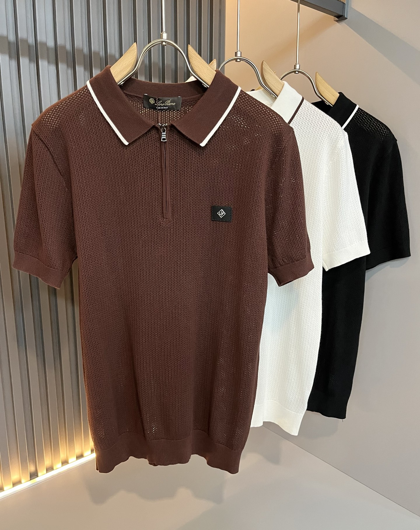 NO:411707,Loro Piana Nouyou Pianya 2025 Early Spring Men's Lapel Knitted Short Sleeve T-shirt, Full Quality!  !  The upper body is comfortable and breathable, not stiff, and the overall body has a rich three-dimensional feeling, quality export orders, and leather logo pattern design on the chest!  Customized exclusive knitted fabric tailoring to meet the simple needs of commuters for dressing. The upper body works well, looks slim and is not picky about the figure. The fabric workmanship is impeccable. Only good craftsmanship and good fabrics can make you feel good. It is a must-have item for everyone!  Size M-4XL, loro piana, T-shirt,tees, t-shirt,alexander wang19860909Loro Piana诺悠翩雅 2025早春男士最新的贸易订单翻领针织短袖T恤,全品相！！上身舒适透气,不僵硬,整体有着丰富的立体感,品质出口订单,胸前皮革logo图案设计！定制专属针织面料剪裁,满足通勤人们对于着装的简约需求,上身效果很好,显瘦,不挑剔身材.面料做工....无可挑剔,好工艺好面料才能穿出好品味一款,人手必备单品！尺码M-4XL,,loro piana,T-shirt,tees，t-shirt,alexander wang,Men's clothing