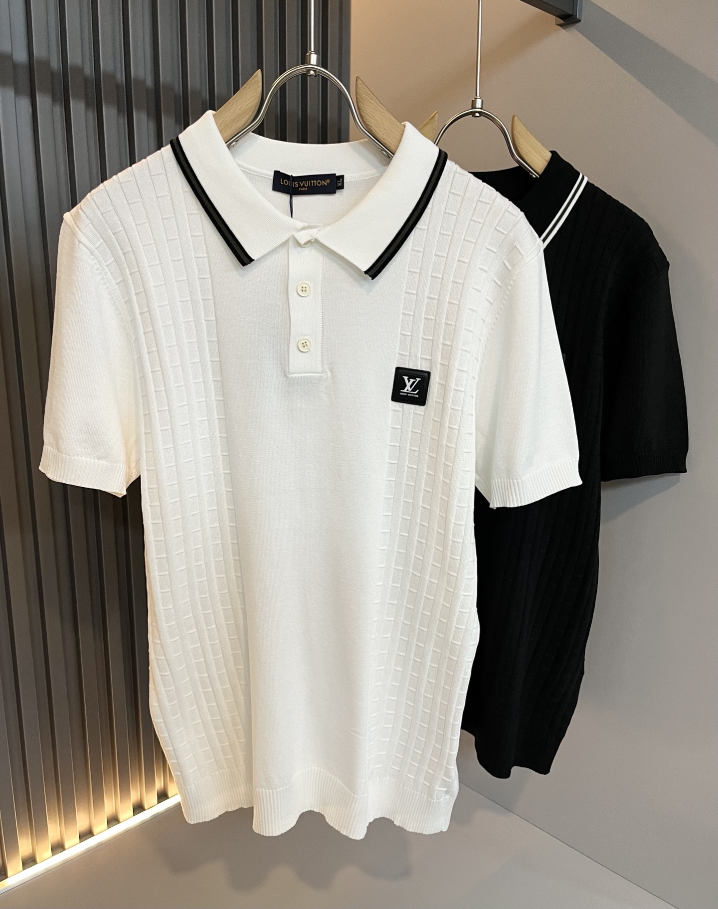 NO:411720,Louis Vuit*on Spring and Summer 2025 Louis Family Light Luxury Lapel Knit Short Sleeve!  The new high-end Louis family has always been so flawless in detail, and creative designs are endless. Letter logo leather pattern design!  It is something that everyone loves. It is made of top-quality ice silk blend, super soft and tough, and has excellent breathability. It comes from world-class trade-level OEM channels, with extremely rare quantity and no help after selling out. The three-dimensional logo presents an extraordinary texture, clean and neat. This is the special skill of the Louis family and the latest craftsmanship this quarter. The degree of meticulousness has reached the top, and the slim three-dimensional tailoring design is a unique combination of luxury and fashion!  Size M-4XL, louis vuitton,louis vuitton,t-shirt,alexander wang19860909Louis Vuit*on 2025春夏路易家族轻奢翻领针织短袖！路易家族的新高端,细节品质永远的那么完美无瑕,创意设计层出不穷.字母logo皮革图案设计！实属人见人爱的东西.顶级冰丝混纺打造,超级柔软且具有韧性,透气感也是绝佳.来自世界级贸易级别的代工厂渠道,数量极其稀少售完无补.立体Logo呈现不一般的质感,干净俐落.这是路易家族的看家绝活也是本季度的最新工艺.细致化程度已经达到顶端了,修身立体剪裁的版型设计堪称一绝.属于奢华与时尚的融合！尺码M-4XL,,louis vuitton,louis vuitton,T-shirt,alexander wang,Men's clothing