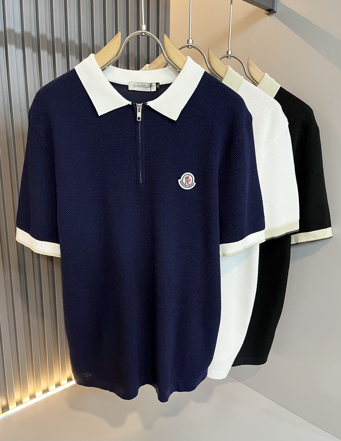 NO:411679,Moncler Mengjia's latest trade order knitted short-sleeved T-shirt in spring and summer 2025, full quality!  !  Internet celebrity style!  The craftsmanship adopts a chest badge design!  The upper body is comfortable and breathable, not stiff, and the overall body has a rich three-dimensional feeling, quality export orders, and chest logo pattern badge design!  Customized knitted fabric tailoring meets the simple needs of commuters for dressing. The upper body works well, looks slim and is not picky about the figure. The fabric workmanship is impeccable. Only good craftsmanship can make you look good and tasteful. It is a must-have item for everyone!  Size M-4XL, T-shirt,tees,t-shirt,alexander wang19860909Moncler蒙家 2025春夏最新的贸易订单针织短袖T恤,全品相！！网红款！工艺采用胸前徽章设计！上身舒适透气,不僵硬,整体有着丰富的立体感,品质出口订单,胸前logo图案徽章设计！定制针织面料剪裁,满足通勤人们对于着装的简约需求,上身效果很好,显瘦,不挑剔身材.面料做工....无可挑剔,好工艺好面料才能穿出好品味一款,人手必备单品！尺码M-4XL,,T-shirt,tees，t-shirt,alexander wang,Men's clothing