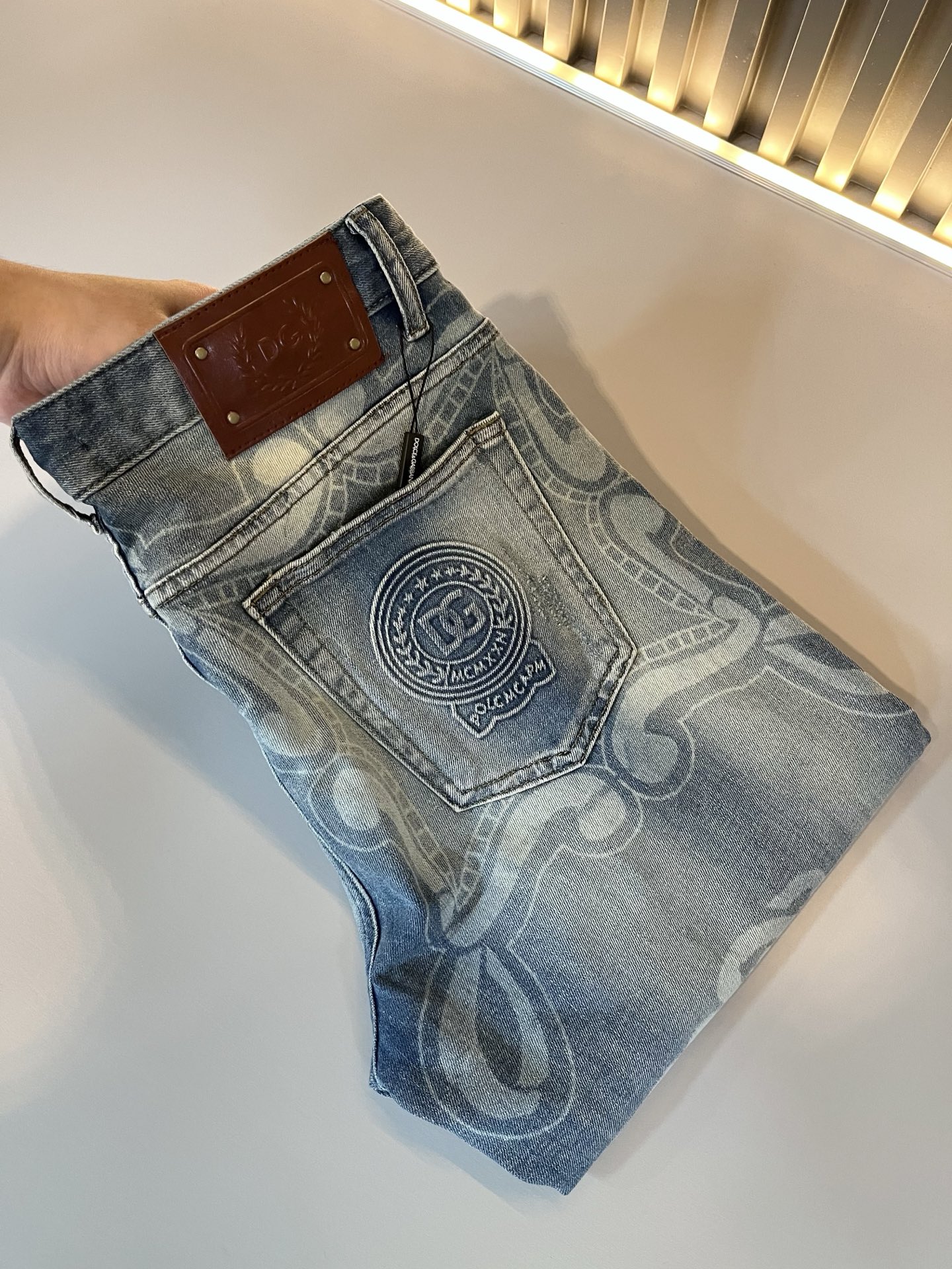 NO:411684,Dolce & Dolce*na 2025 spring and summer new jeans, wash and naturally not easy to deform and decolorize, three-dimensional tailoring perfectly shaped fabric, comfortable and soft, and casually matched, comfortable means its interpretation of fashion and leisure. DG's consistent style reflects the brand's pursuit of quality, with a bit of hedonist flavor, pays great attention to details, likes everything that is not formulaic, pursues freedom, Dolce & GABB*NA's style is very unique. At the beginning of the business, it insists on making plates and designing logo logo waist brand design!  For the fashion industry that paid attention to the show at that time, it was quite unique. Size 29-38, Dolce & Gabbana, Dolce & Gabbana, jeans, alexander wang19860909Dolce & 杜嘉*纳 2025春夏新品牛仔裤,水洗处理自然不易变形脱色、立体剪裁完美塑形面料质舒适柔软随意搭配、舒适代表它对时尚休闲的诠释是DG一贯作风细节处体现这个品牌对品质的追求,带点享乐主义者的味道,非常注重细节,喜欢一切非公式化的东西,追求自由杜嘉班纳 (DOLCE&GABB*NA) 的作风非常独特,创业之初坚持自己制版、设计标识logo腰牌设计！对于当时讲究排场的时装界,是相当独树一格的.尺码29-38,,Dolce&Gabbana,Dolce&Gabbana,jeans,alexander wang,Men's clothing