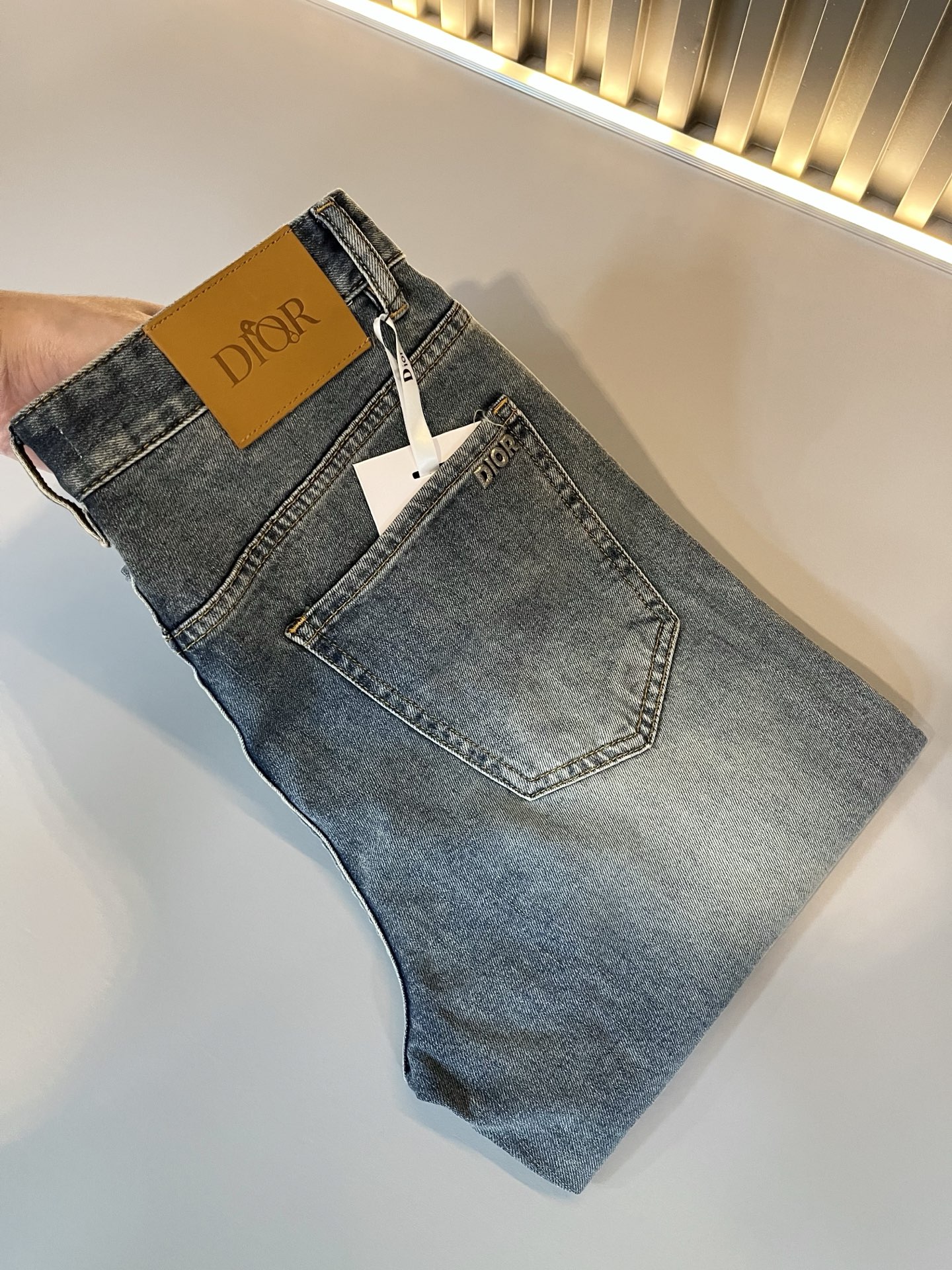 NO:411647,Dio*r Dijia 2025 spring and summer men's washing small straight jeans!  Trading company channel is awesome, excellent quality, versatile versatile pants king in the fashion circle, European and American street photography mid-to-high frequency wear demonstration, pocket design logo pressing design!  Original leather logo waist brand modification!  And it is a must-have item for luxury brands every season!  Very pure and minimalist design tone!  Adhering to the D family's consistent fashion proposition, it is quite eye-catching, and it demonstrates its ingenious craftsmanship and strongly posits its brand identity!  Customized Italian tannin fabrics are invincible in texture and have a charm, perfect style and tailoring, and excellent slimming effect. They can sweep the wardrobe and match any top set. They are widely compatible and casual, with full upper body shapes and invincible fashionable and versatile!  Size 29 -3835 37,,dior,dior,dior,jeans,alexander wang19860909Dio*r 迪家 2025春夏男士水洗小直筒牛仔裤！贸易公司渠道牛货,品相超赞,时尚圈万能的百搭裤王,欧美街拍中高频穿搭示范,口袋设计logo压胶设计！原版皮革logo腰牌修饰！且是奢侈品牌每季必出的单品！非常纯粹极简的设计基调！秉承了D家一贯的时尚主张,颇具看点,即彰显了匠心工艺又有力的标榜了品牌身份！客供意大利定制丹宁面料,质感无敌赞,颇具韵味,版型剪裁完美,提臀修身显瘦效果极佳,可横扫衣橱任何的上装搭配,兼容性广泛,休闲兼备,上身型款十足,无敌的时髦百搭神品！尺码29 -3835 37,,dior,dior,dior,jeans,alexander wang,Men's clothing