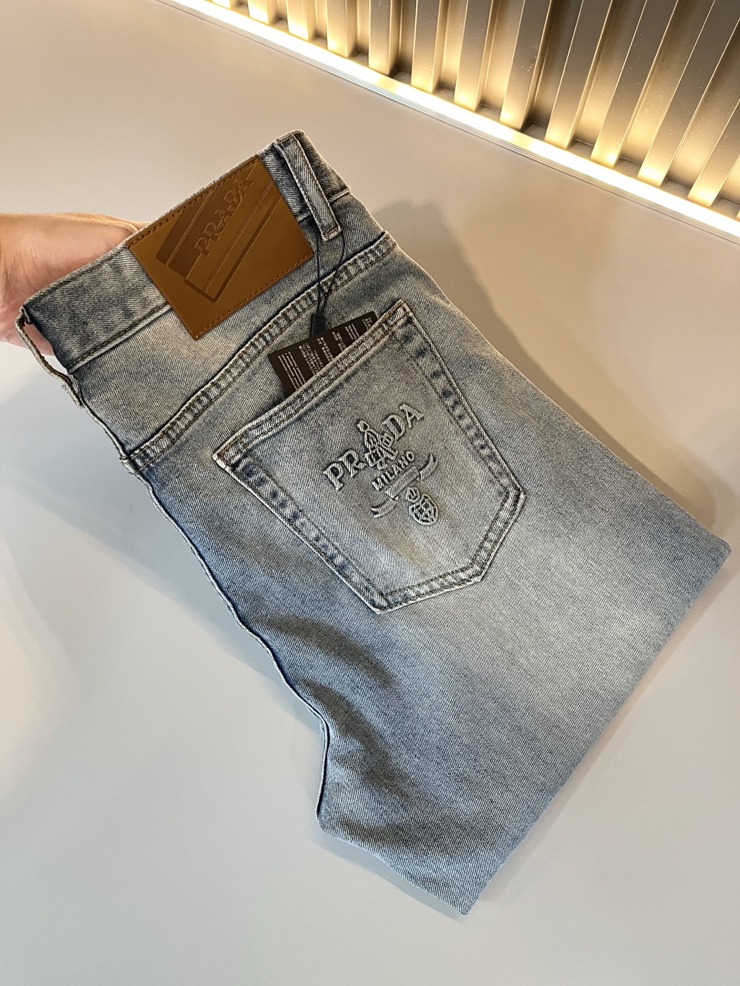 NO:411639,PRA*DA Prada 2025 Spring and Summer New Products are on sale!  Denim is high-end, versatile and pragmatic, and not sensational!  Limited editions in Hong Kong, Macao and Taiwan!  !  Three-dimensional cut cotton material!  The Taiwan foreign trade company undertakes the exquisite and delicate materials, which seem to be Prada's patented high-quality custom-made original logo waist brand design!  Not only in the material, color and style, the life philosophy behind the design just fits the dual mentality of modern people's pursuit of personal practicality and fashion aesthetics, and achieves a perfect balance between function and aesthetics. It is not only the display of fashion trends, but also the ultimate of modern aesthetics. P's vision does not limit the indispensable components of the core value of fashion brands, another alternative to mature styles and sizes 29-3835 37,,prada,prada,alexander wang19860909PRA*DA 普拉达 2025春夏新品发售！牛仔高级百搭实用主义不哗众取宠！港澳台地区限定款！！立体裁剪纯棉材质！台湾外贸公司承接、材质精致细腻似乎是普拉达专利品质上乘 定制原版logo腰牌设计！不仅在材料、颜色与款式工夫,设计背后的生活哲学正巧契合现代人追求切身实用与流行美观的双重心态,在机能与美学之间取得完美平衡,不但是时尚潮流的展现,更是现代美学的极致.P的视野并没有局限时尚品牌核心价值中不可或缺的组成部分、的另一种选择替代风格成熟、尺码29-3835 37,,prada,prada,alexander wang,Men's clothing