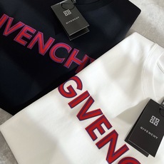 Giv*chy/纪*希2026春夏新款男女同款👫短袖T恤,主创时尚注入了全新时尚能量。通过探索各种题材和 Giv*chy/纪*希2026春夏新款男女同款👫短袖T恤,主创时尚注入了全新时尚能量。通过探索各种题材和